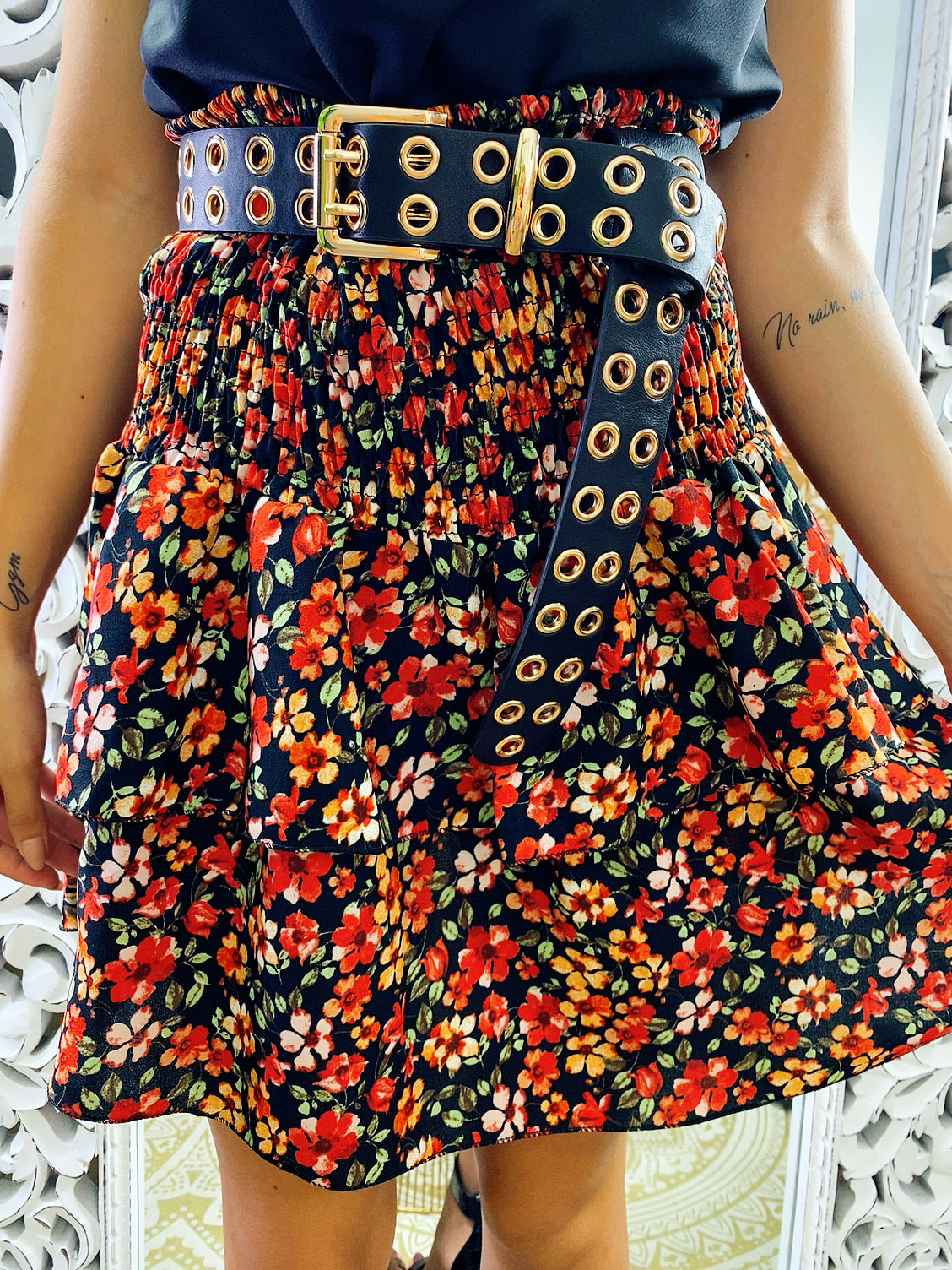 Falda volante con base flores negras