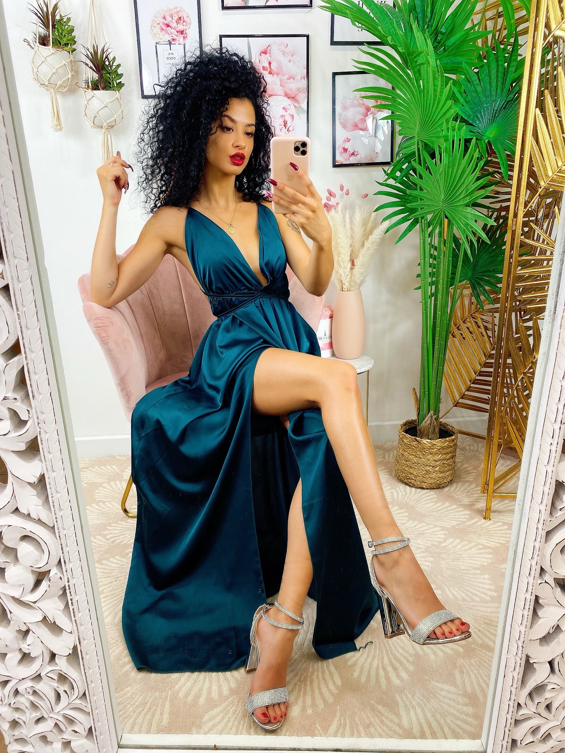 Vestito lungo in raso con spacco da evento con bretelline a