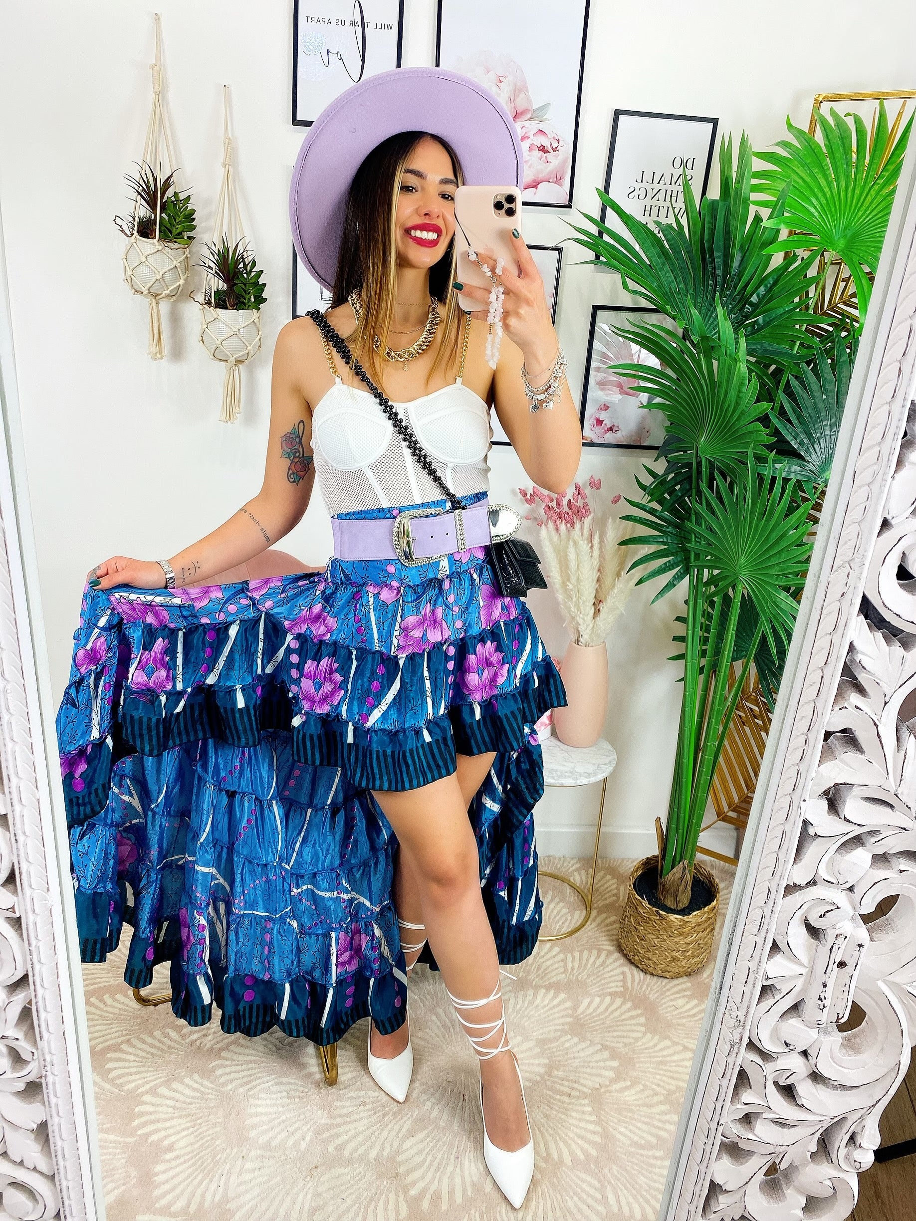 Falda asimétrica celeste con flores rosa lila