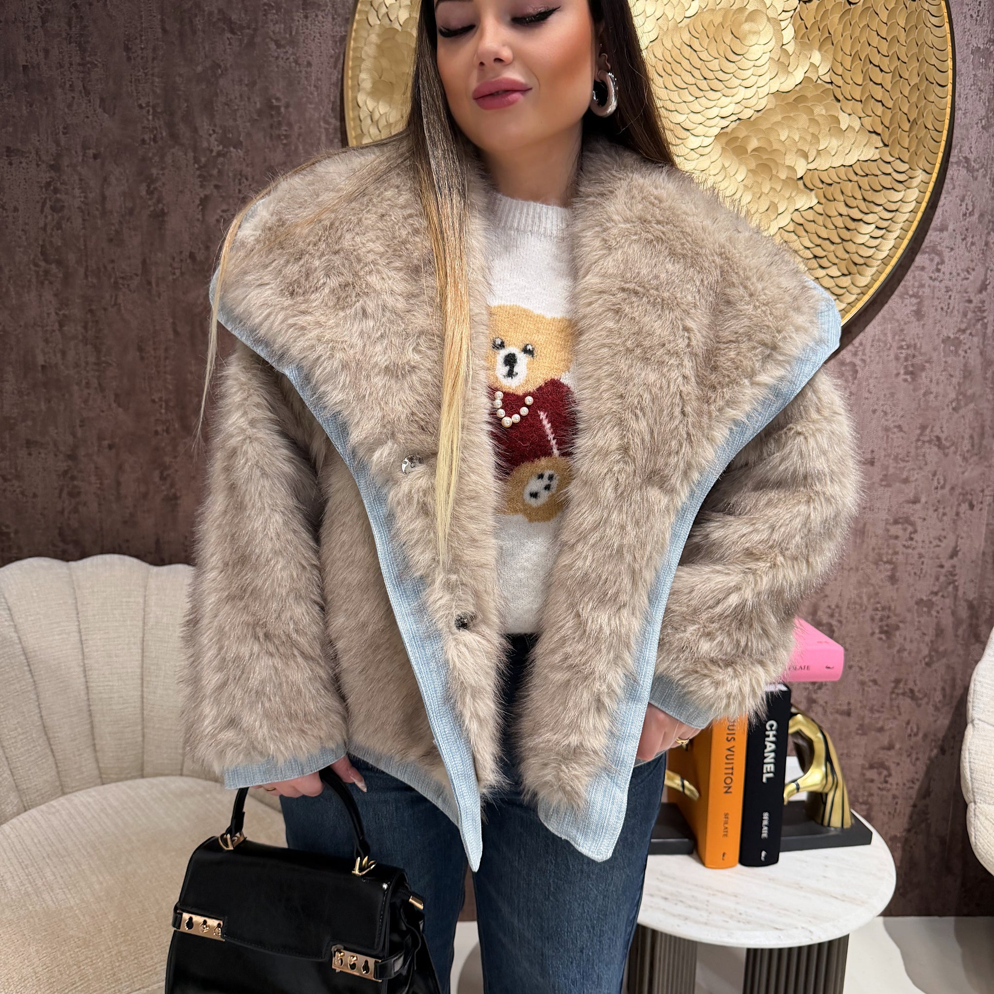 Giacca in ecopelliccia e jeans