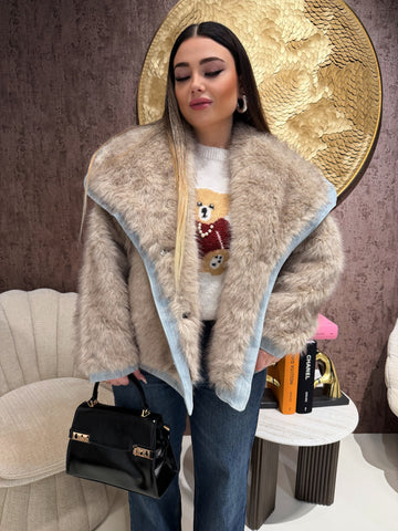 Giacca in ecopelliccia e jeans