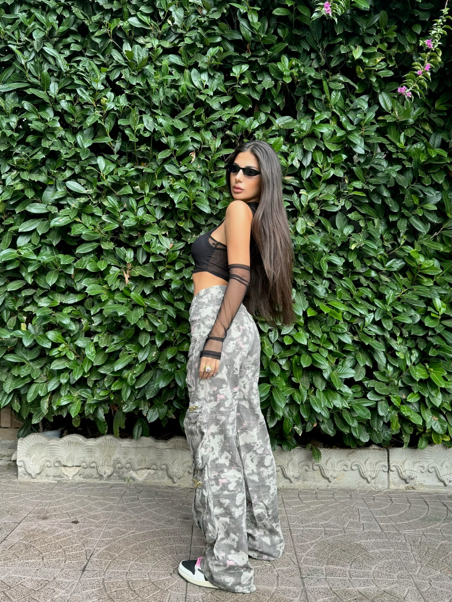 Top nero in velo con manicotti - R.a. Boutique 