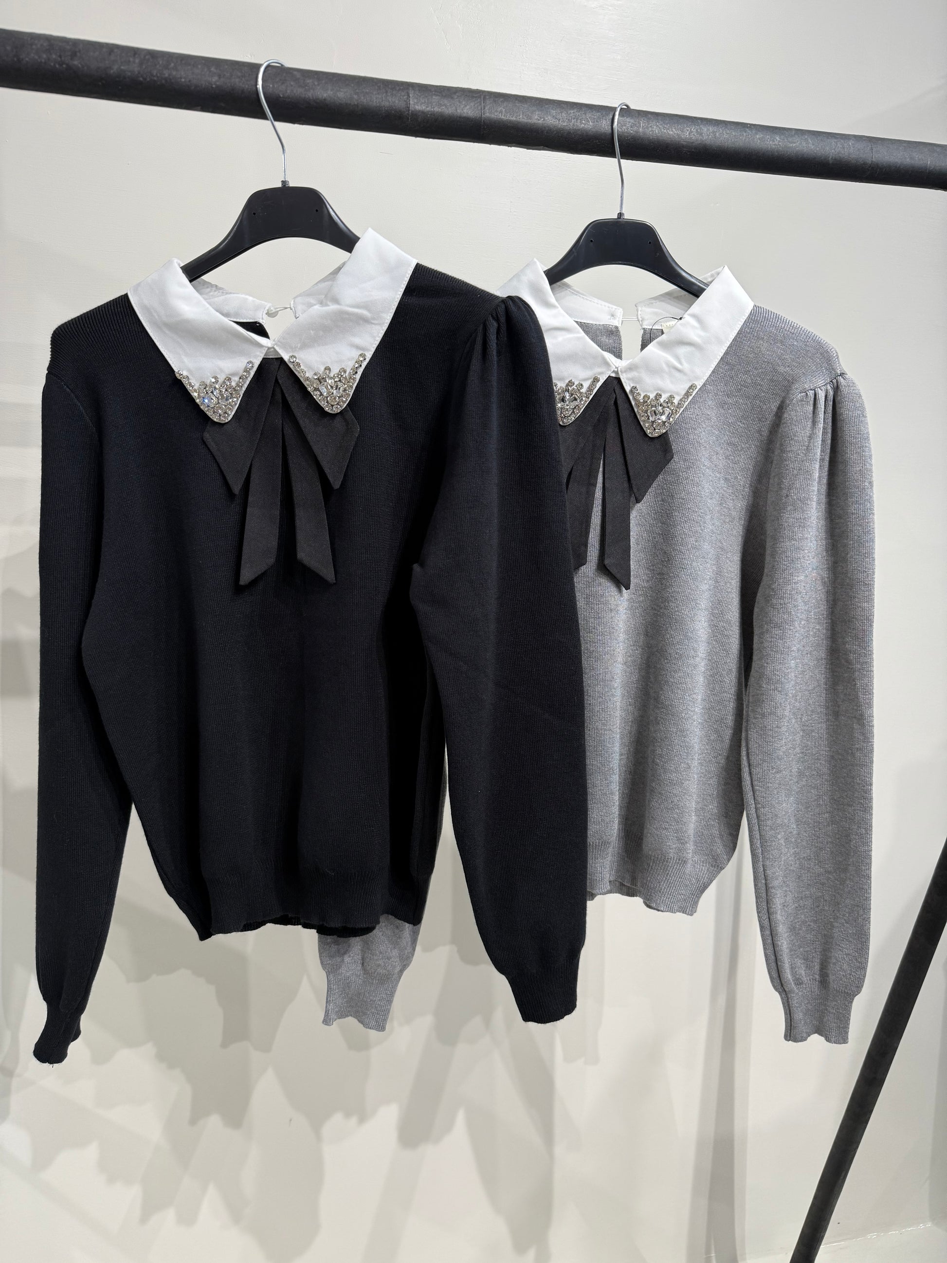 Maglioncino con colletto strass e fiocco - R.a. Boutique