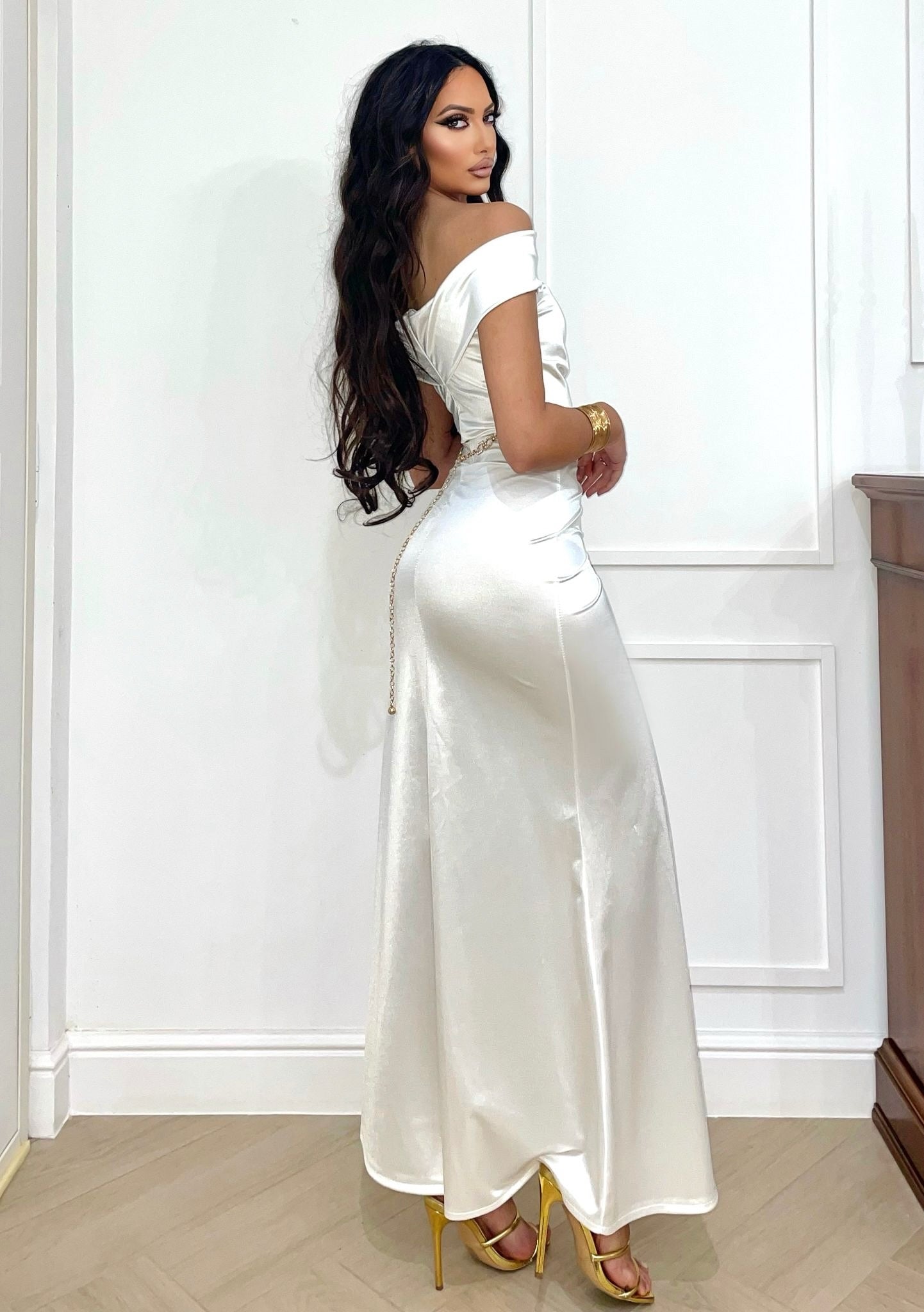 Abito bianco aderente scollo a barchetta - R.a. Boutique