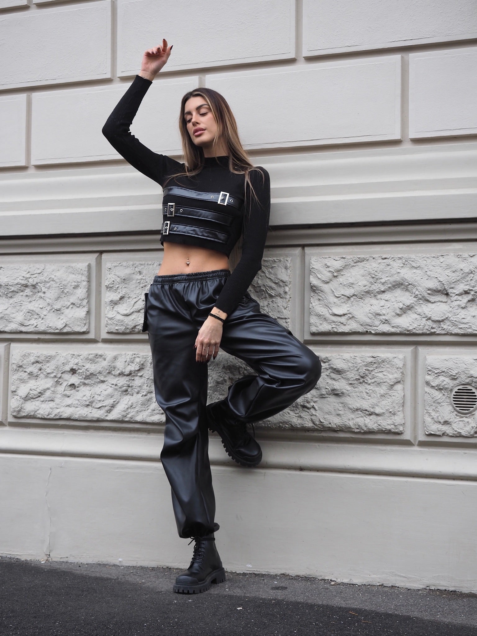 Maglioncino nero con fibbie - R.a. Boutique 