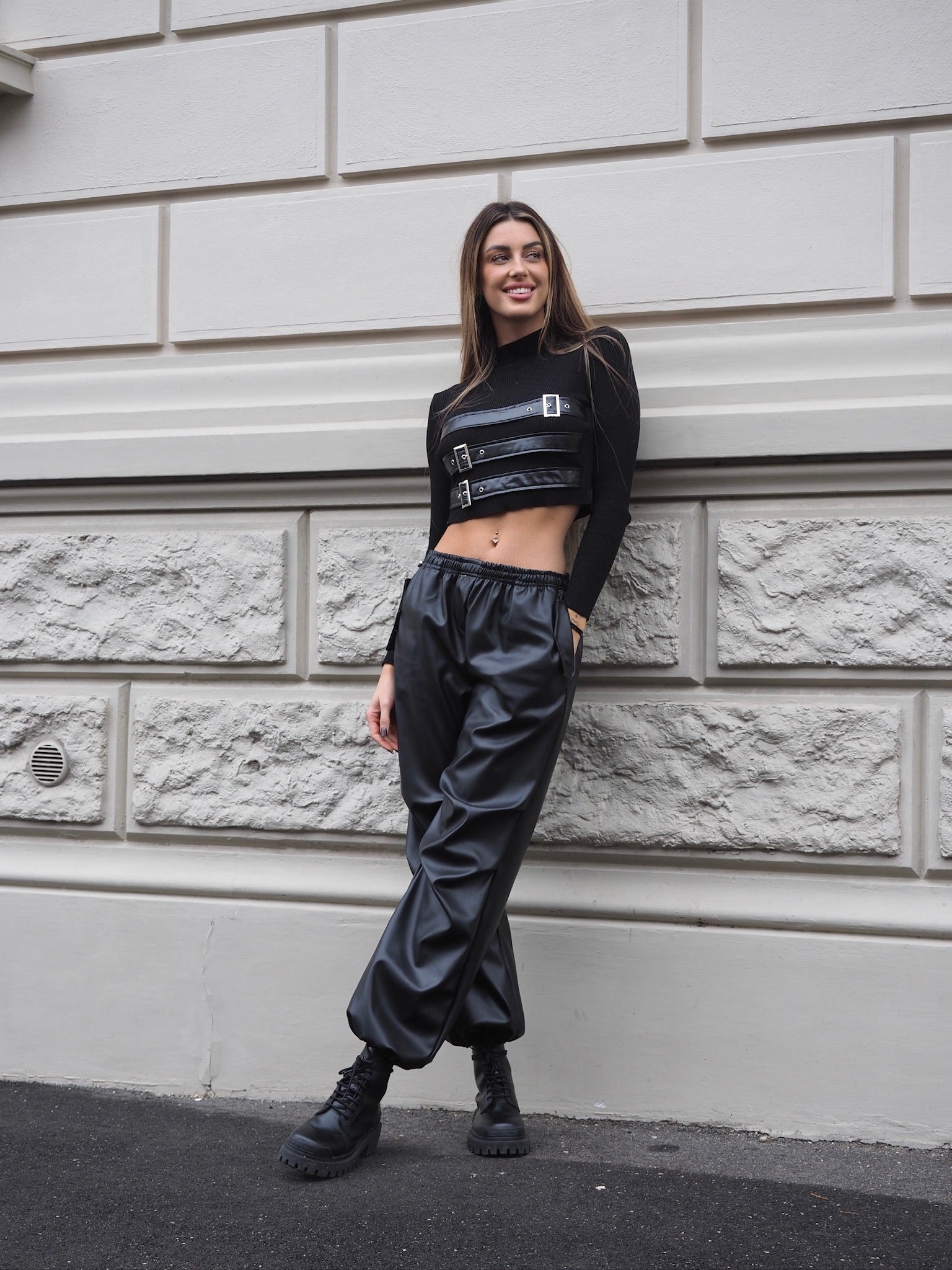 Maglioncino nero con fibbie - R.a. Boutique 