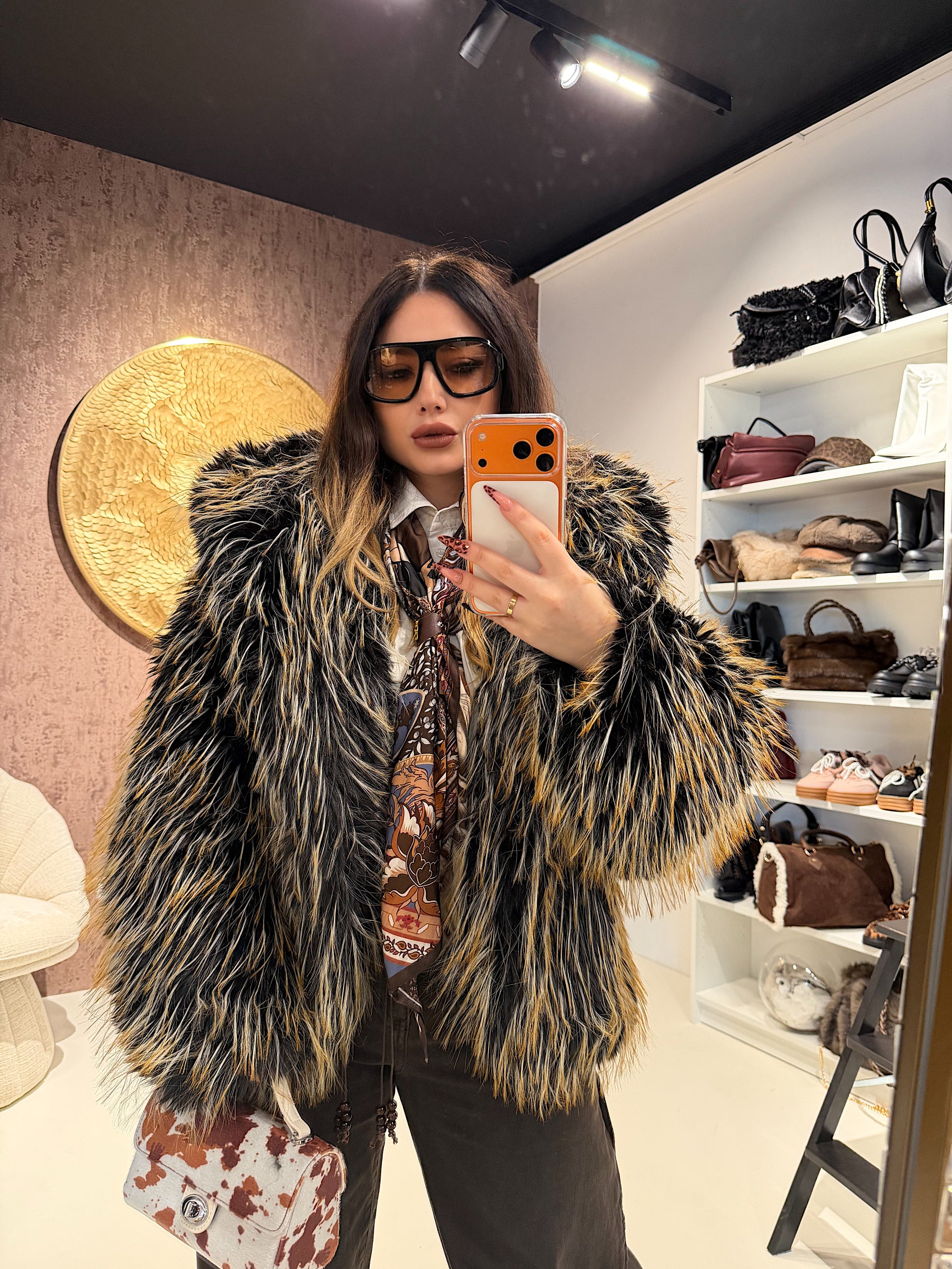 Pelliccia Ecologica con Dettaglio Nero – Oversize Glam - R.a. Boutique