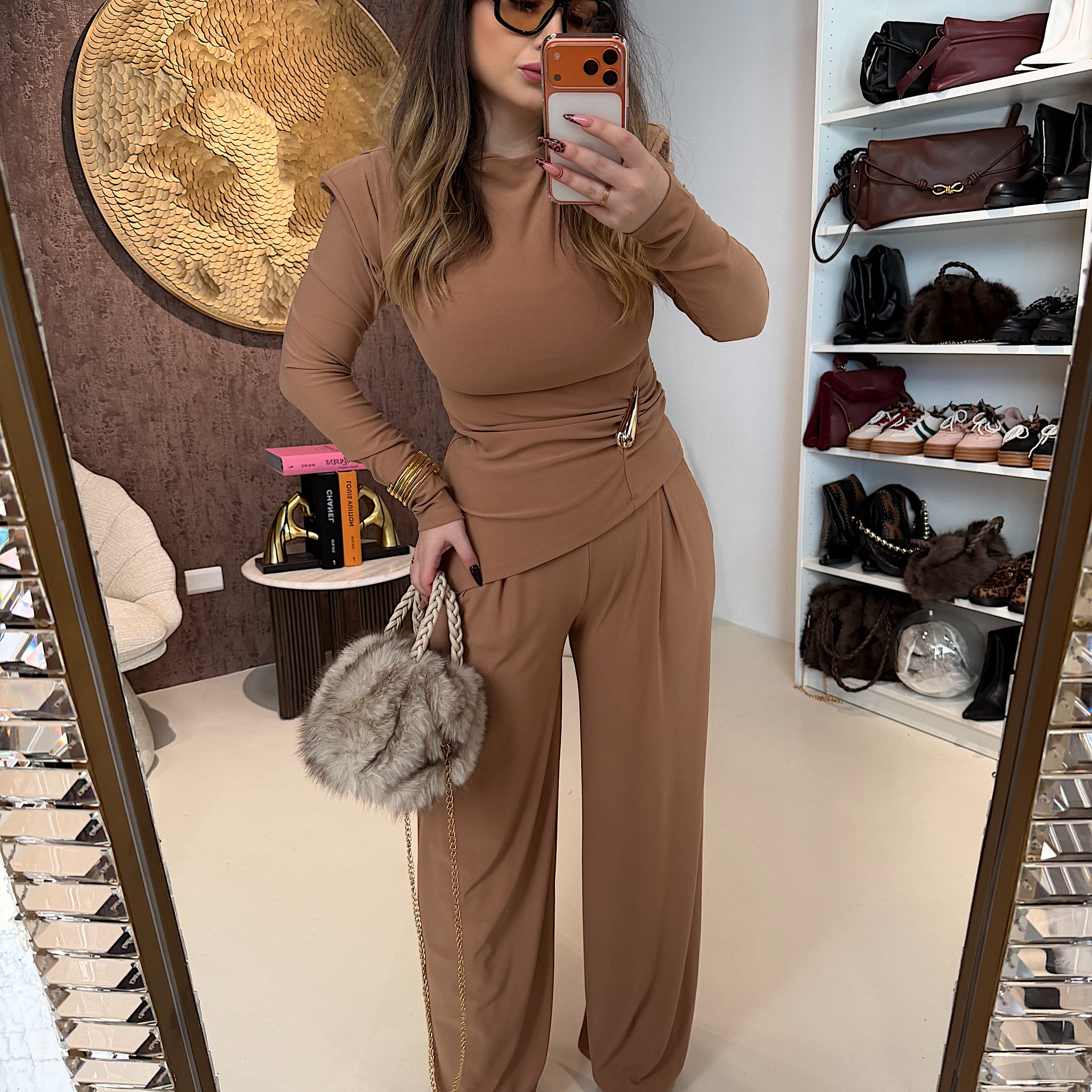 Completo due pezzi con dettaglio oro e spalline imbottite - R.a. Boutique