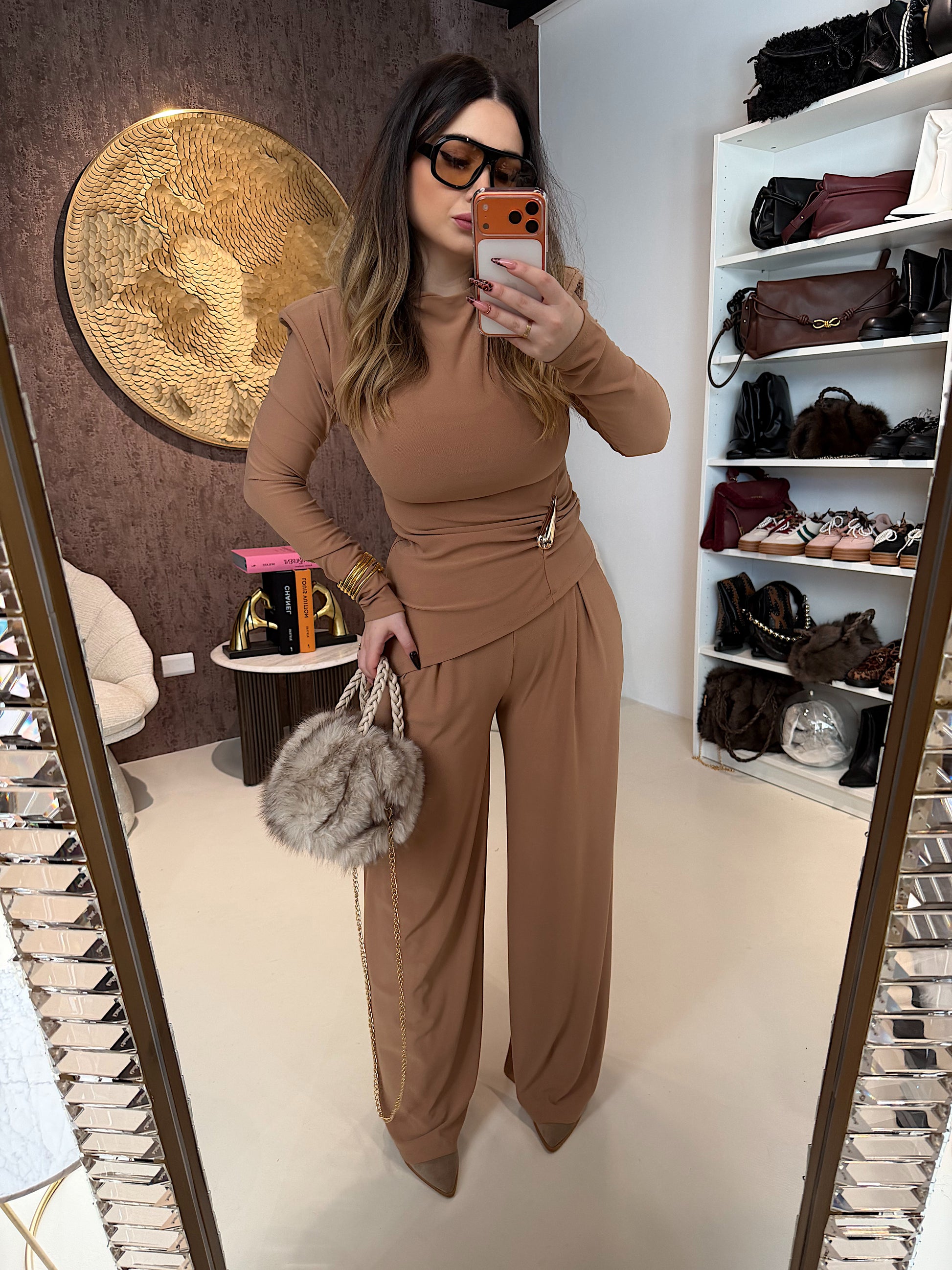 Completo due pezzi con dettaglio oro e spalline imbottite - R.a. Boutique