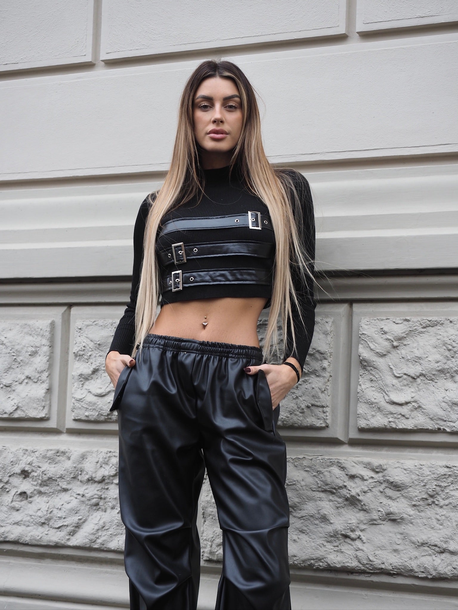 Maglioncino nero con fibbie - R.a. Boutique 