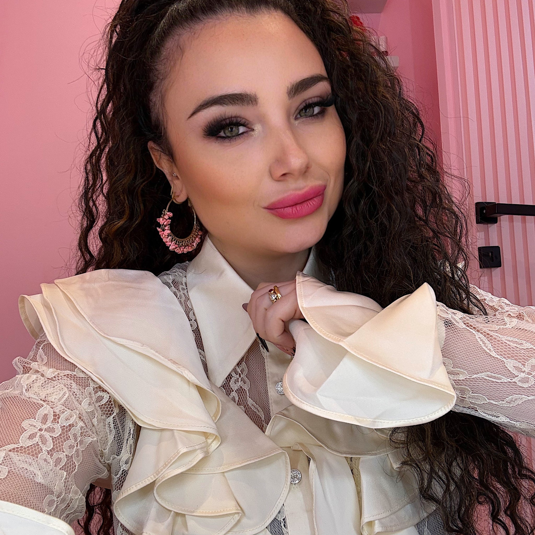 Camicetta in pizzo con voilant - R.a. Boutique