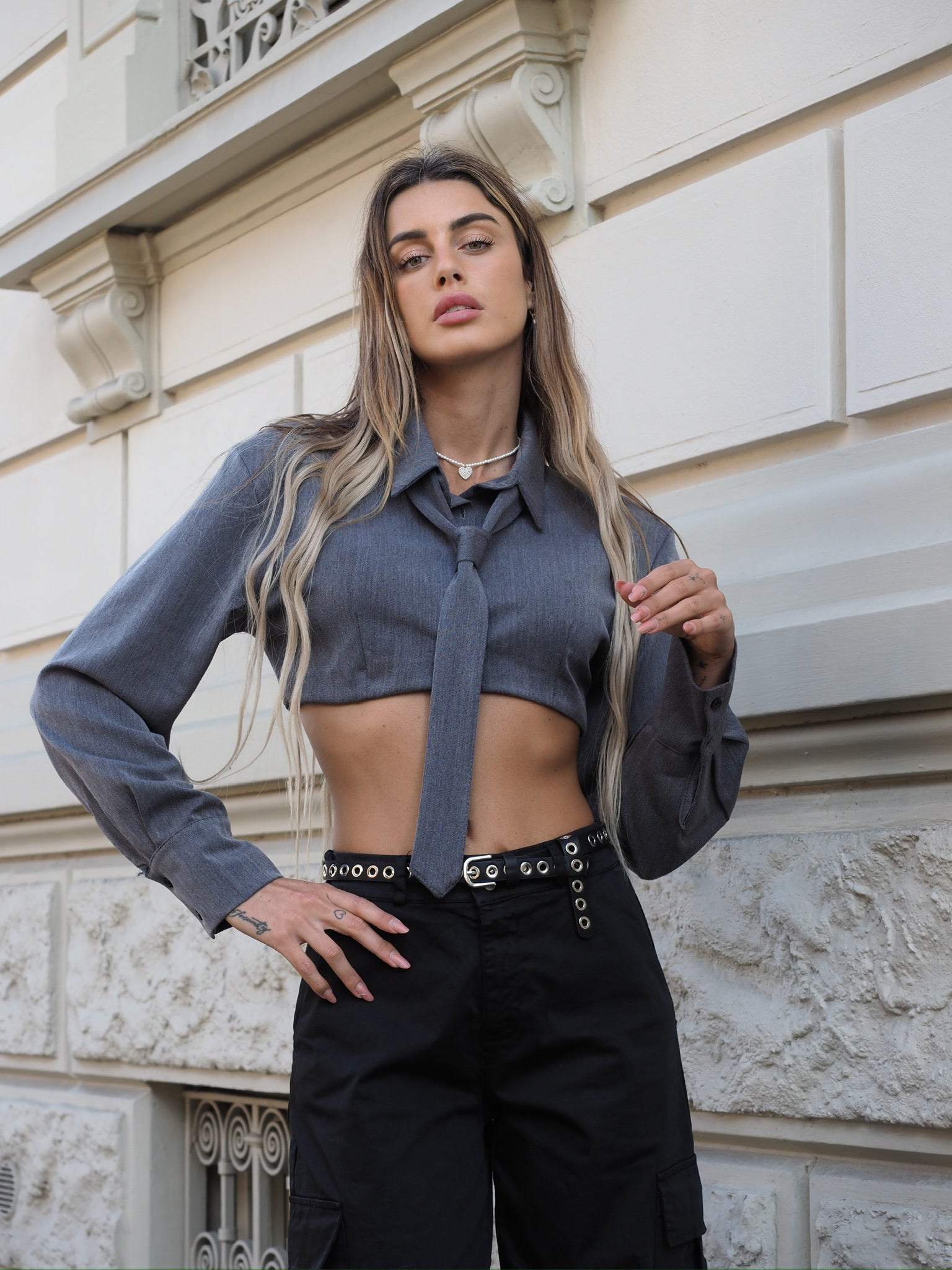 Camicia grigia con cravatta - R.a. Boutique 