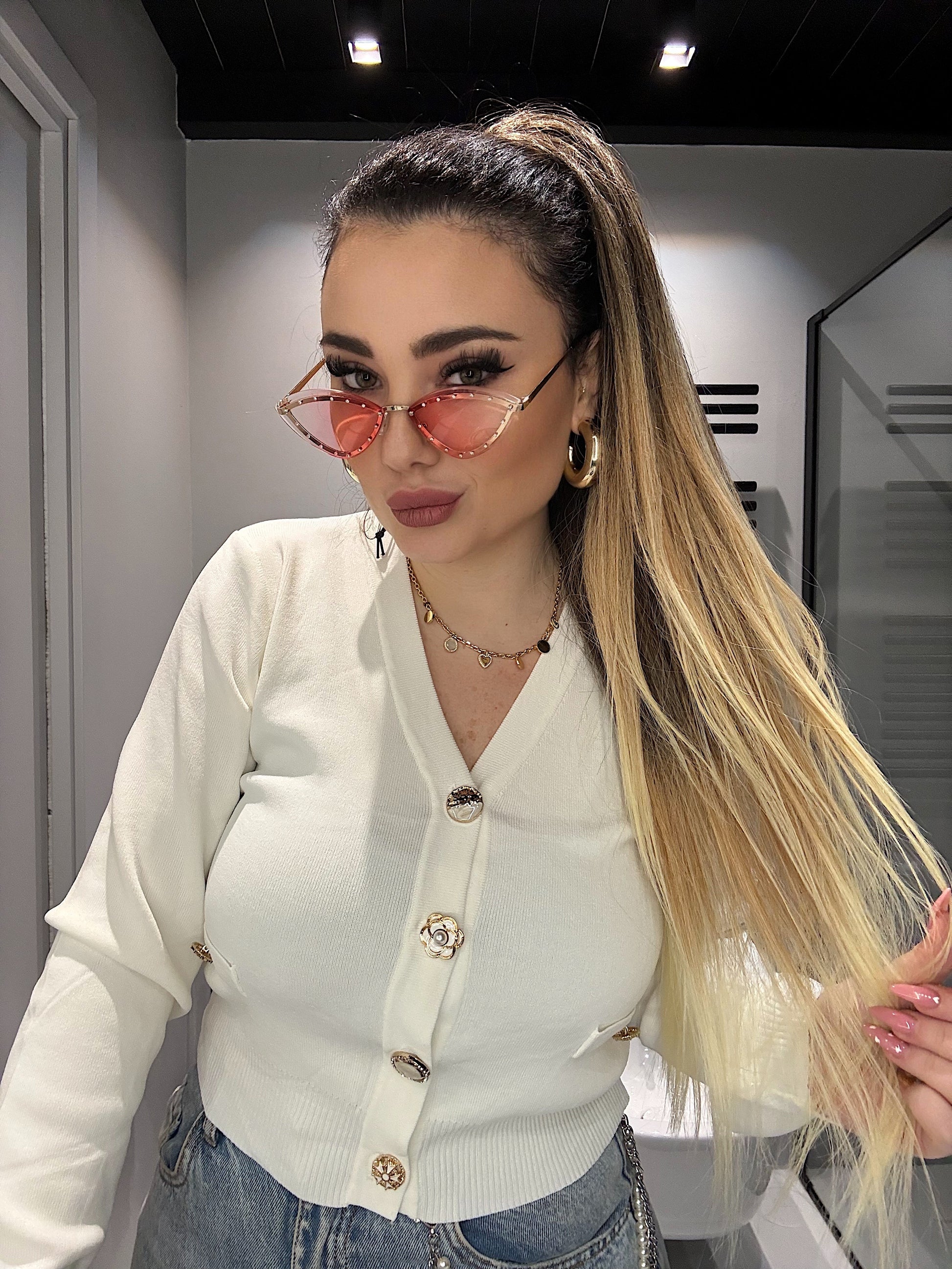 Maglioncino bianco a V con bottoni gioiello - R.a. Boutique