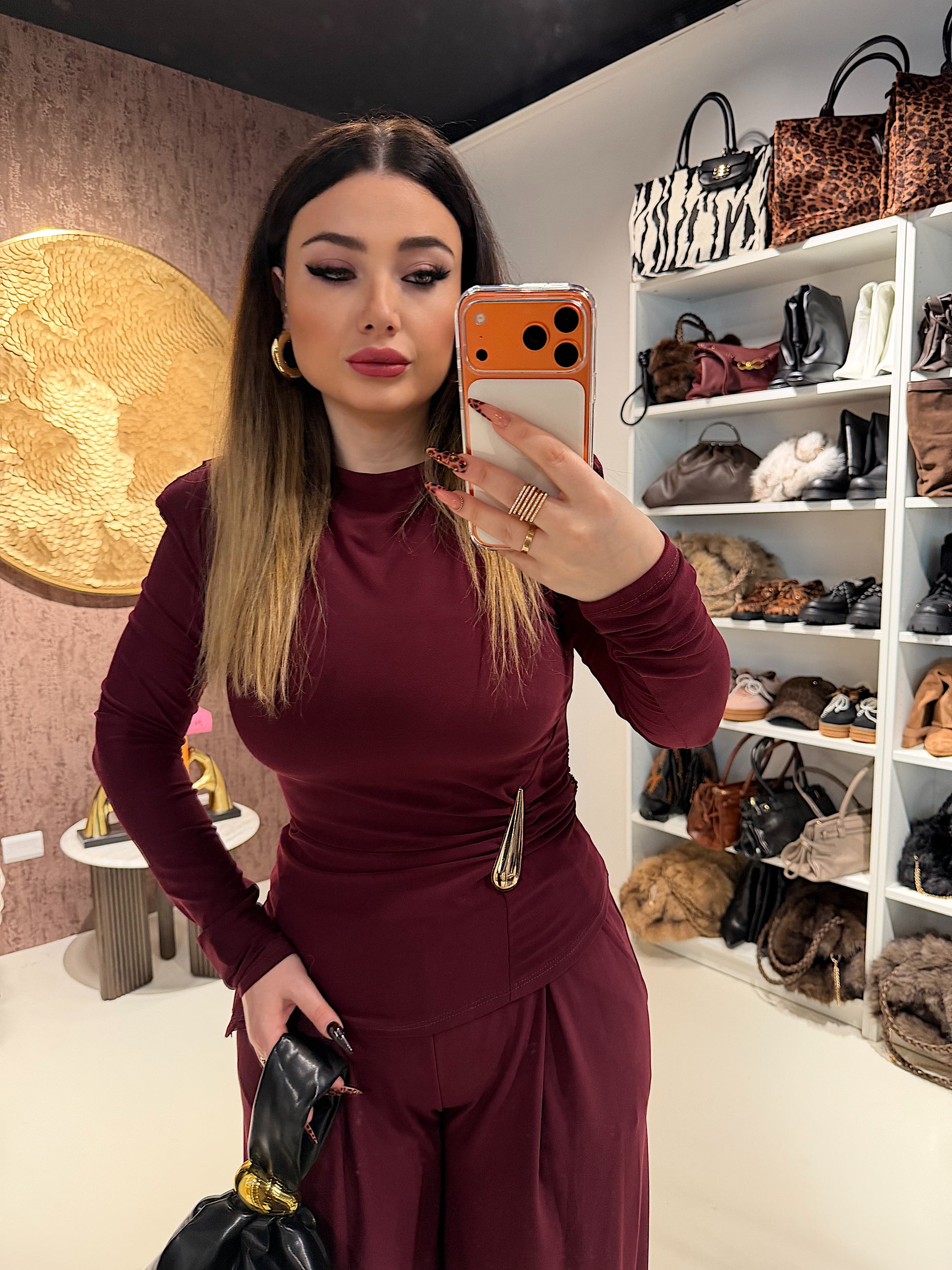 Completo due pezzi con dettaglio oro e spalline imbottite - R.a. Boutique