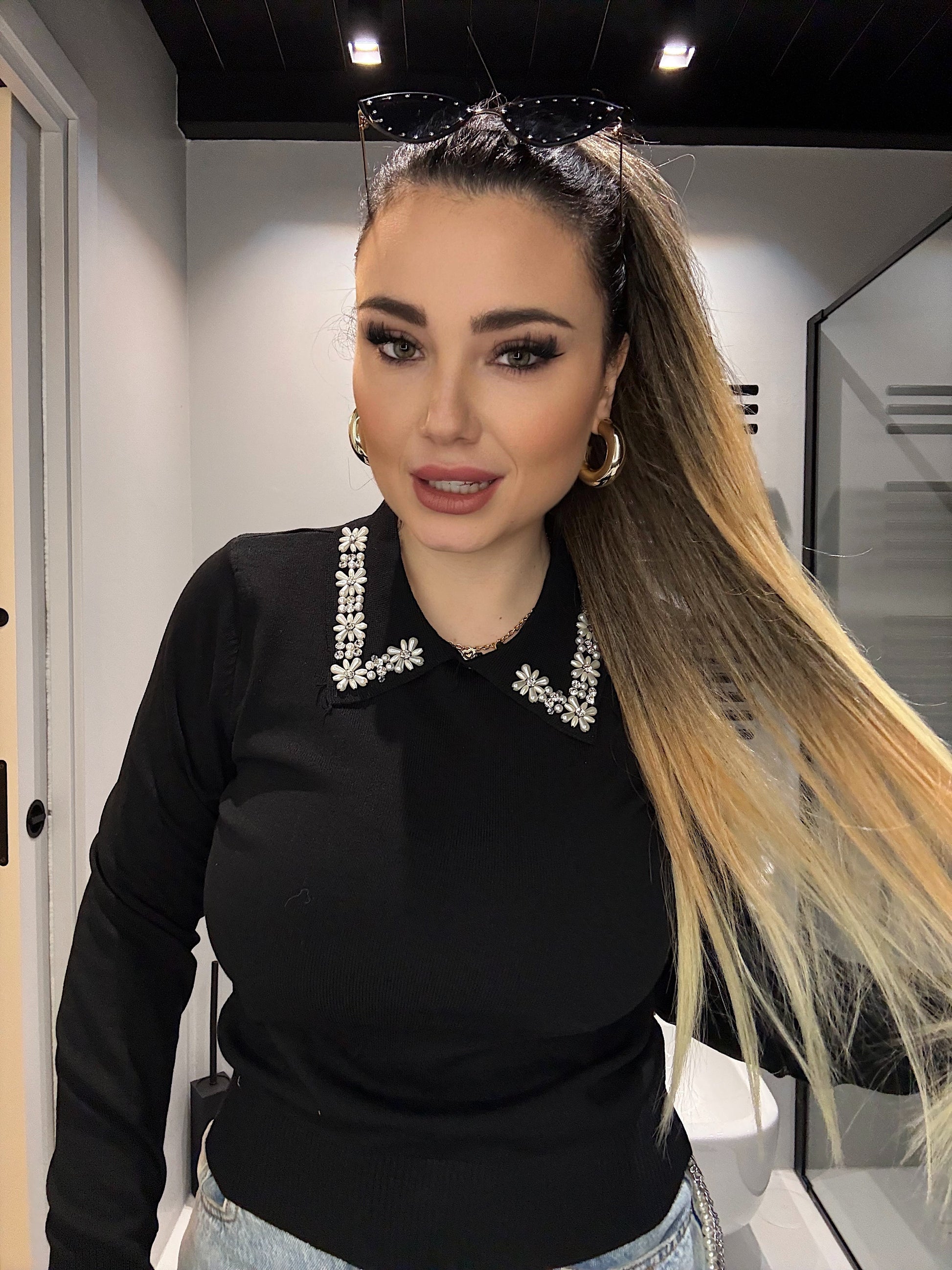 Maglioncino nero con strass e perle - R.a. Boutique