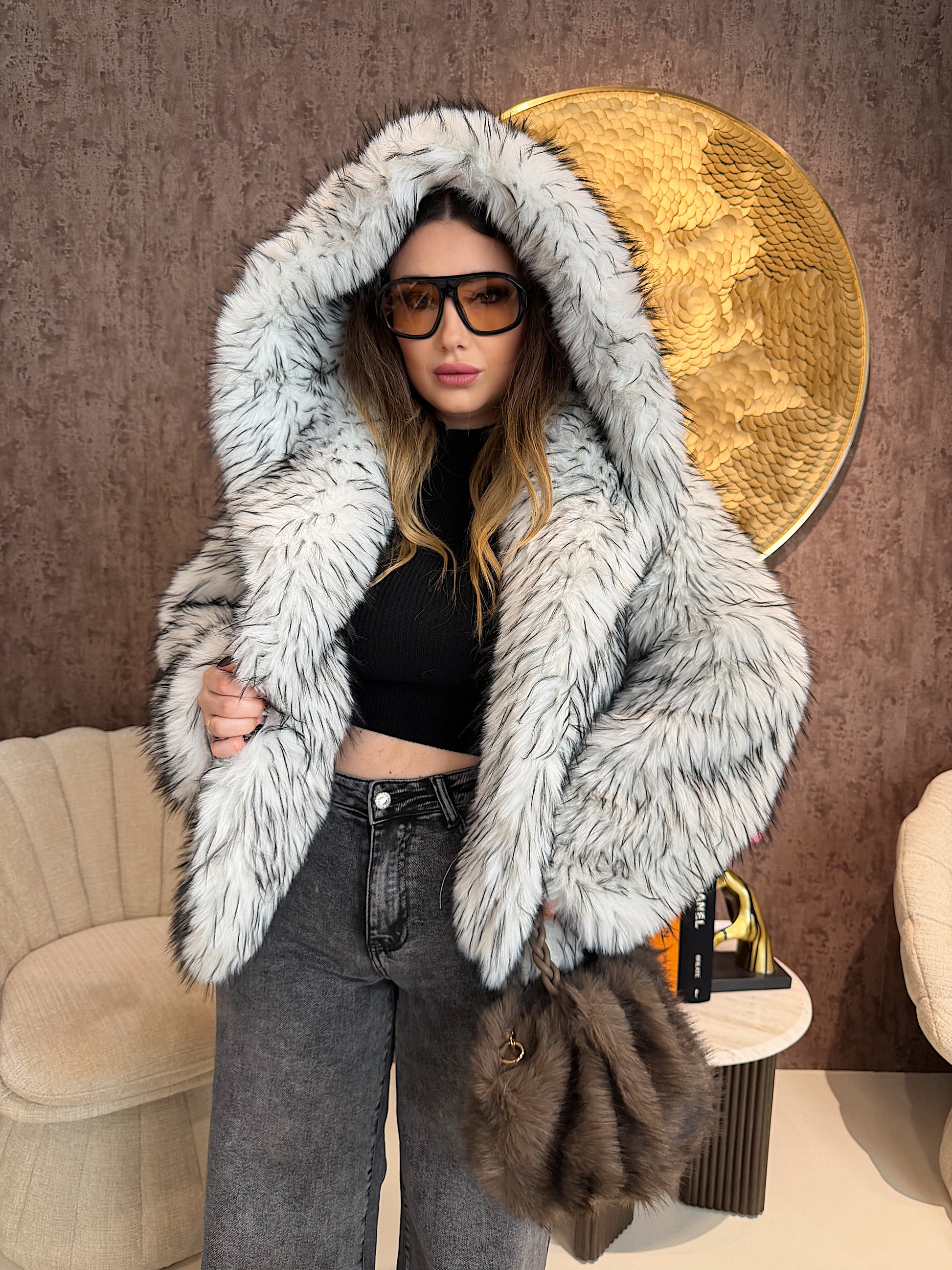 Pelliccia Ecologica con Dettaglio Nero – Oversize Glam - R.a. Boutique