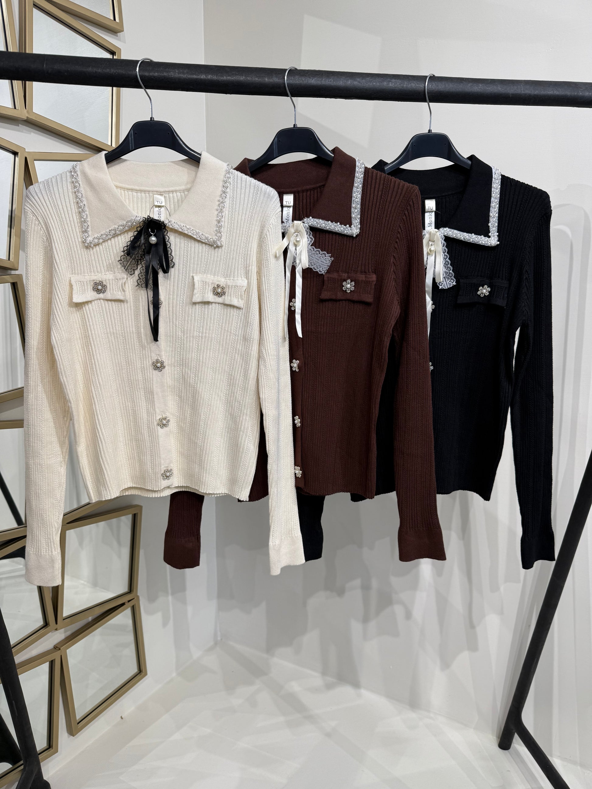 Maglioncino con perline e bottone a fiori - R.a. Boutique