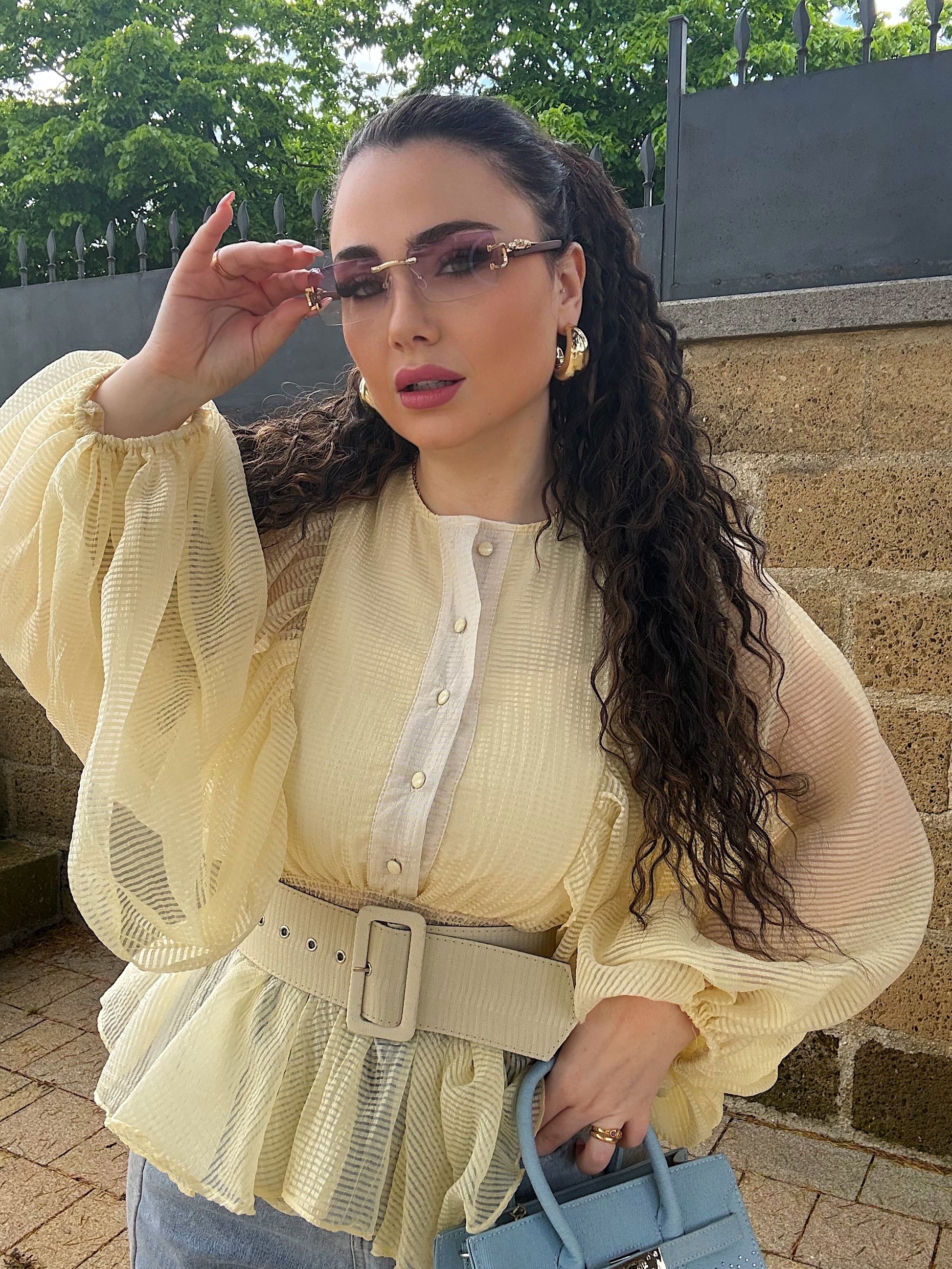 Camicia con maniche ampie e cinturone giallo - R.a. Boutique