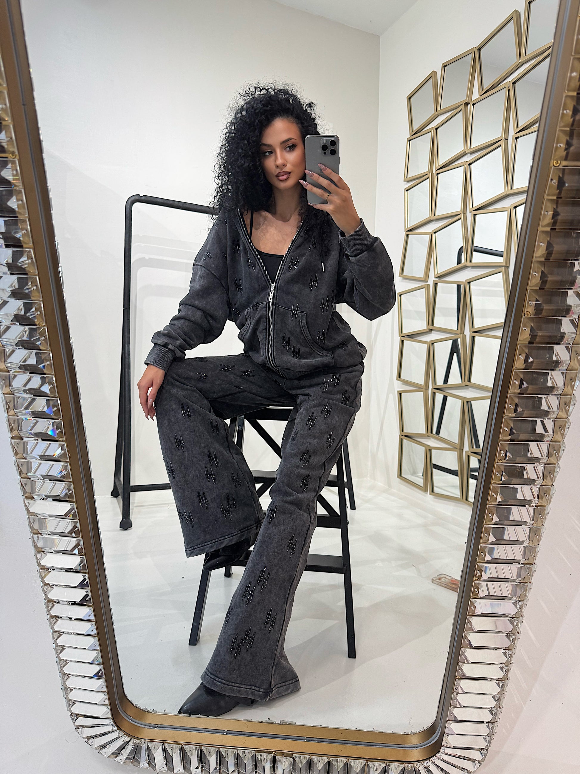 Completo con felpa over e brillantini pantalone a zampa - R.a. Boutique