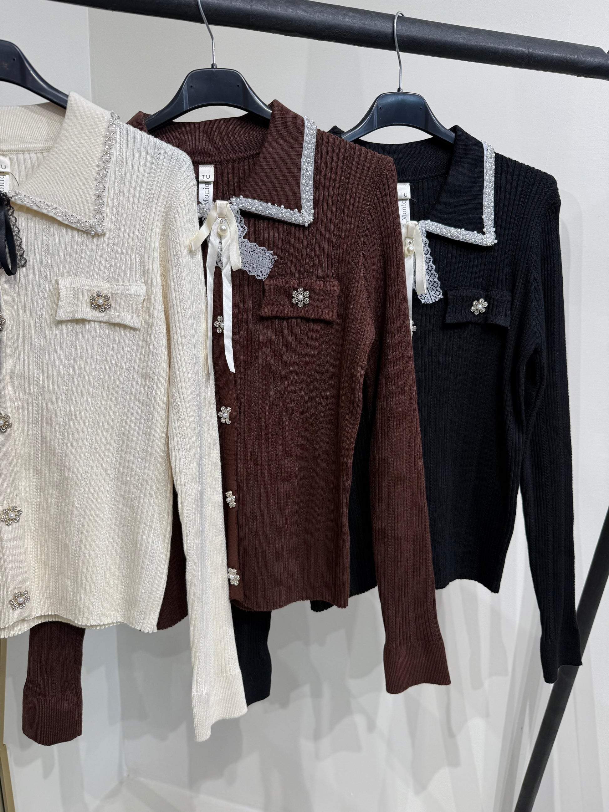 Maglioncino con perline e bottone a fiori - R.a. Boutique