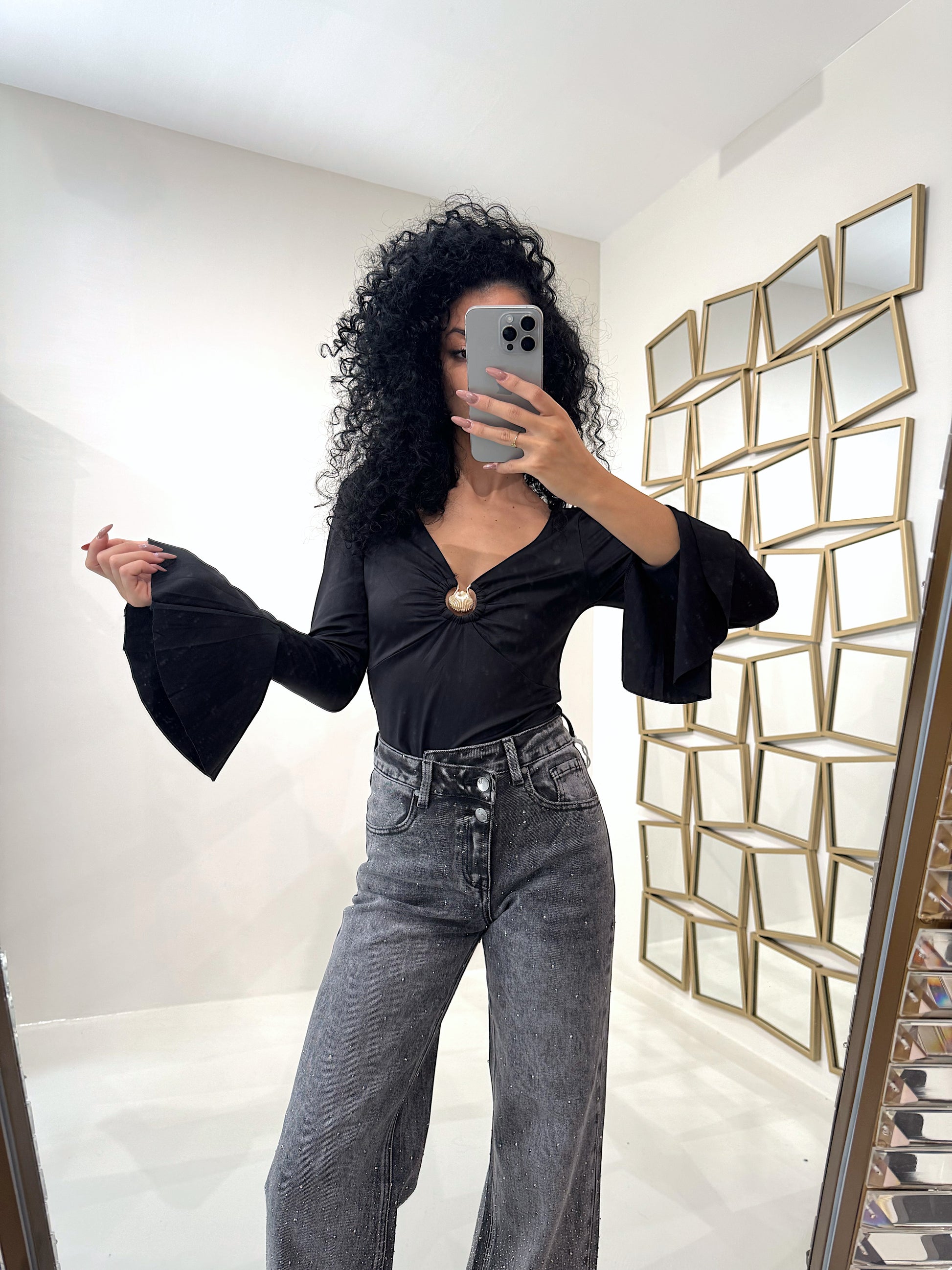 Blusa Elegante con gioiello e Maniche Svasate - R.a. Boutique