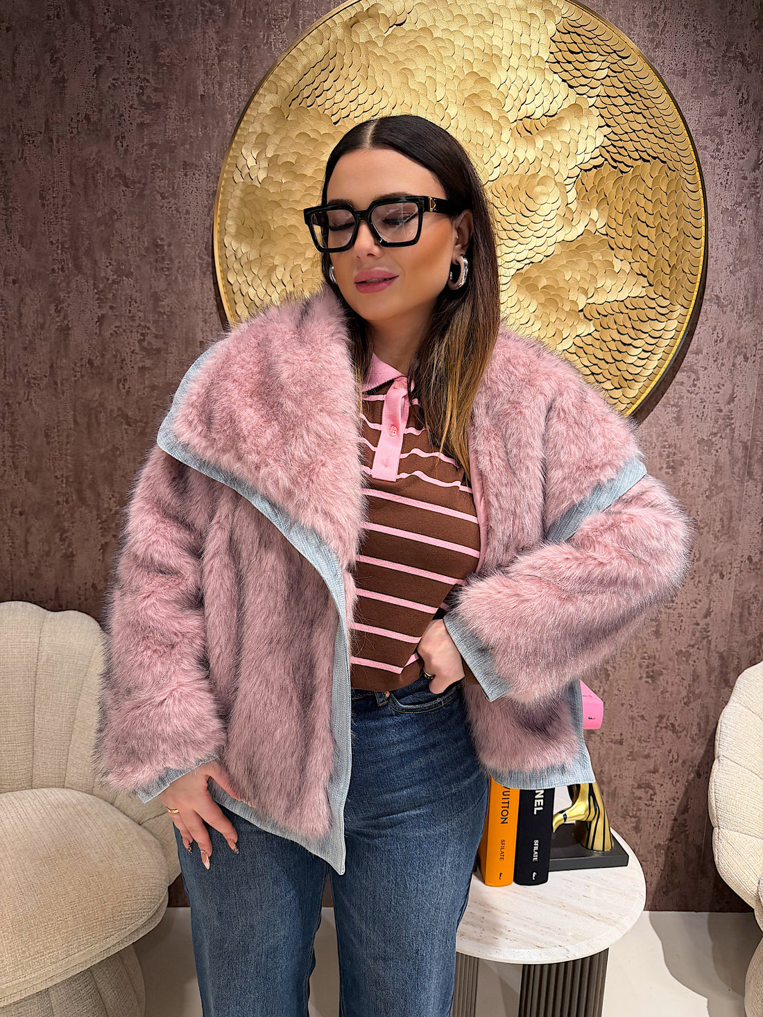 Giacca in ecopelliccia e jeans