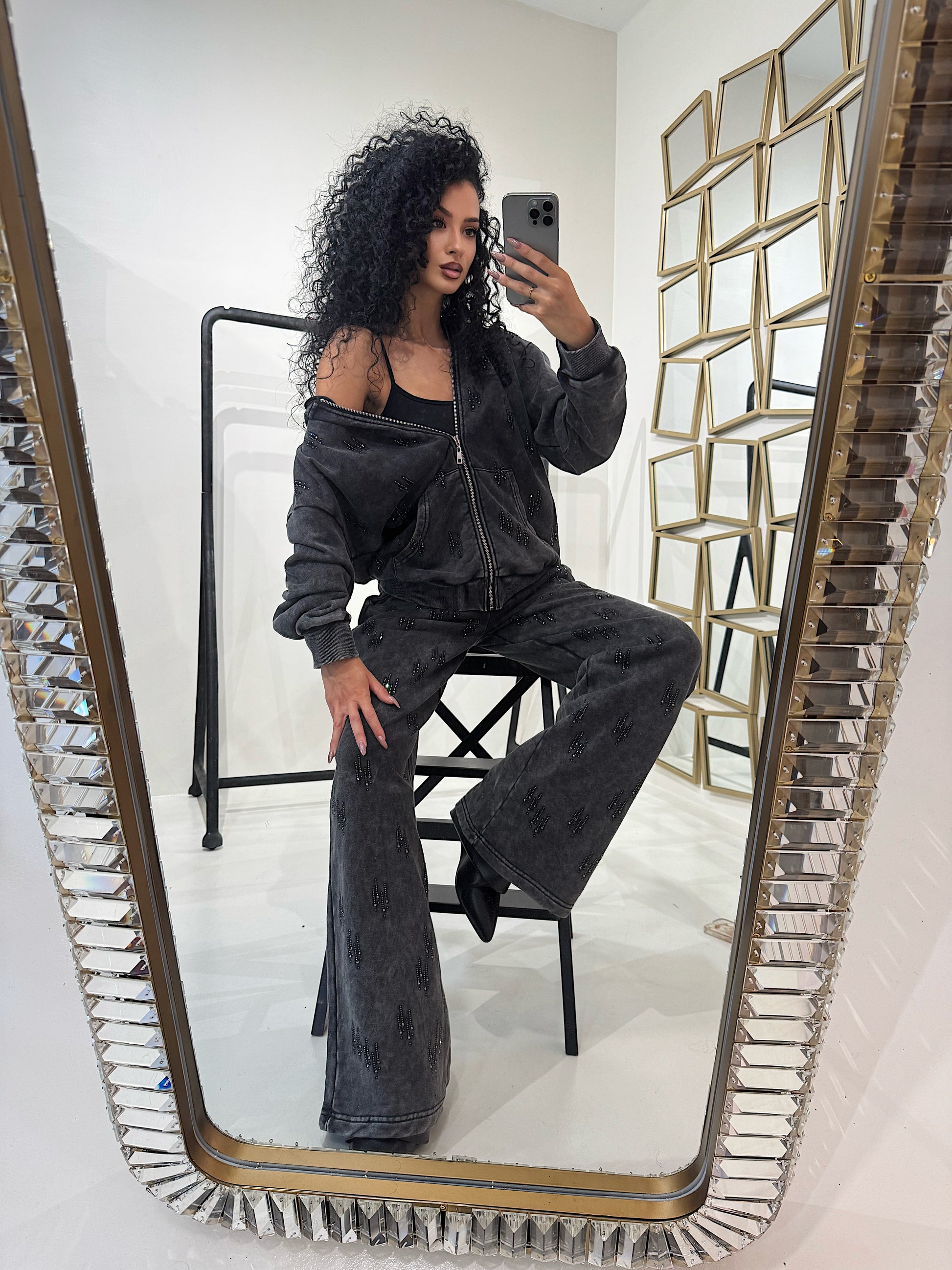 Completo con felpa over e brillantini pantalone a zampa - R.a. Boutique