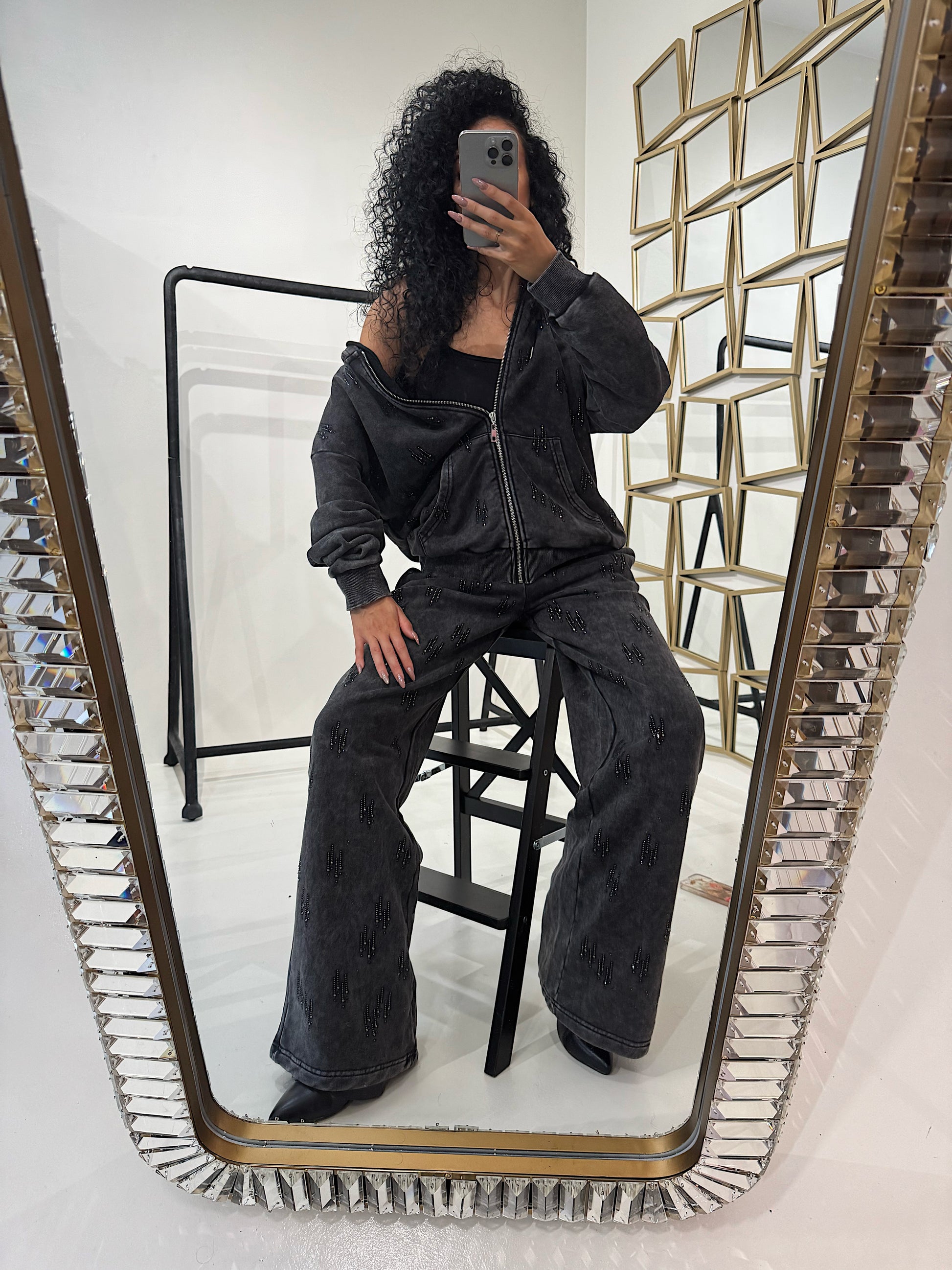 Completo con felpa over e brillantini pantalone a zampa - R.a. Boutique