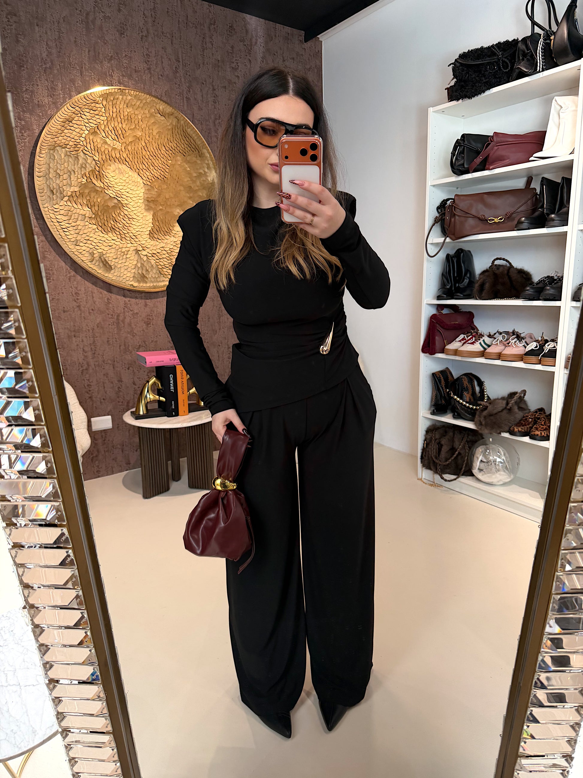 Completo due pezzi con dettaglio oro e spalline imbottite - R.a. Boutique