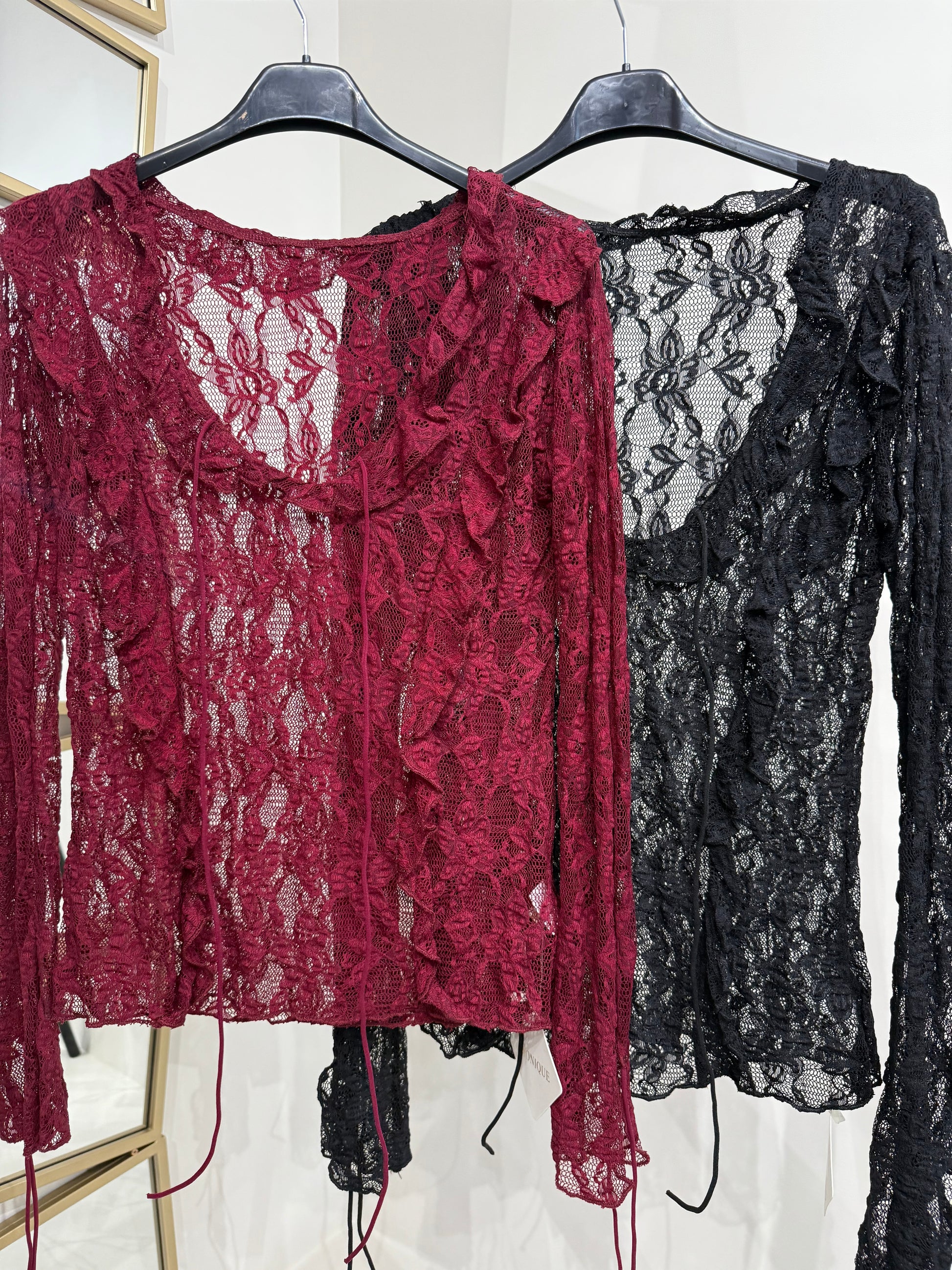 Blusa in pizzo con scollo e lacci sulla manica - R.a. Boutique