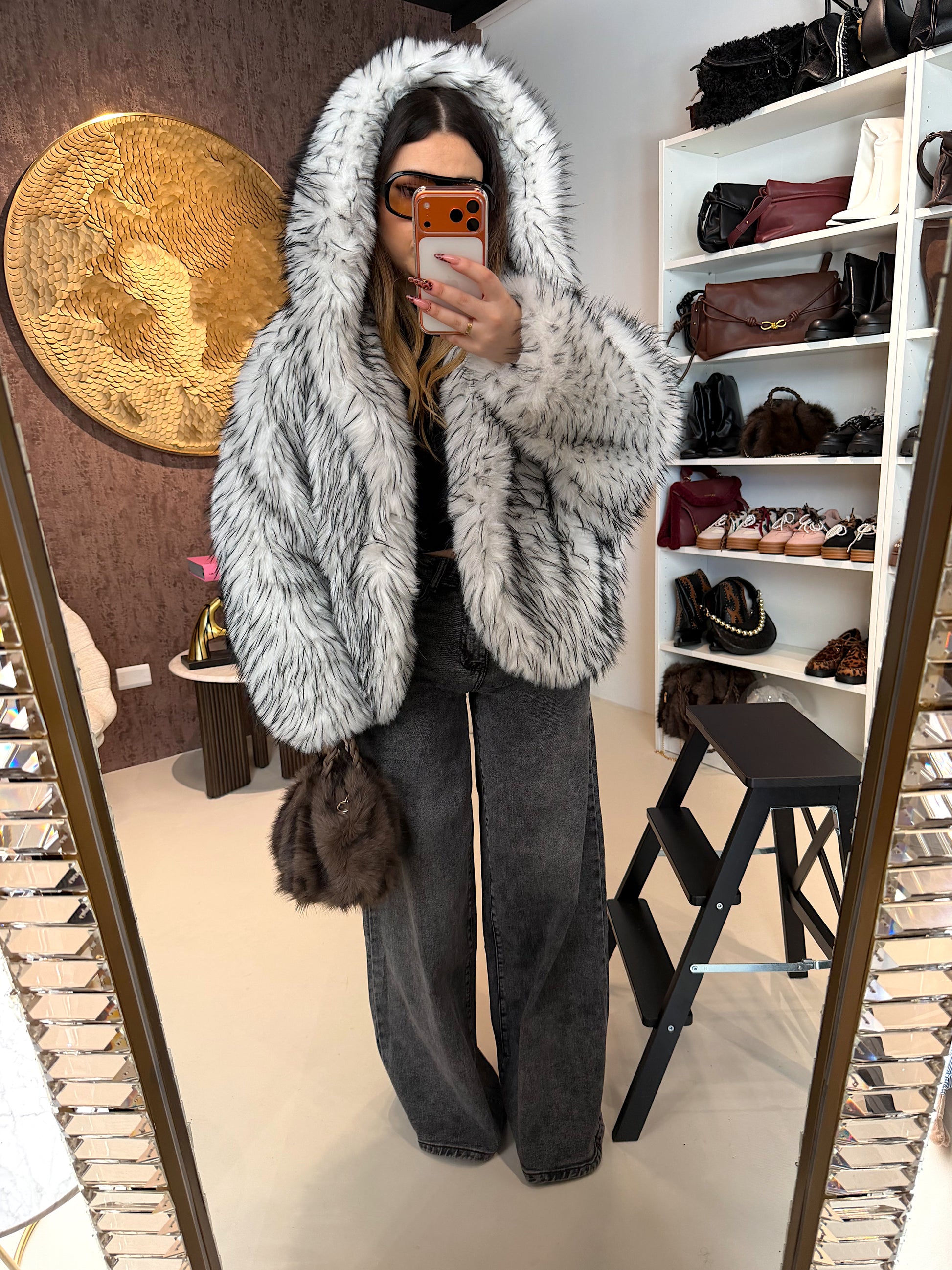 Pelliccia Ecologica con Dettaglio Nero – Oversize Glam - R.a. Boutique