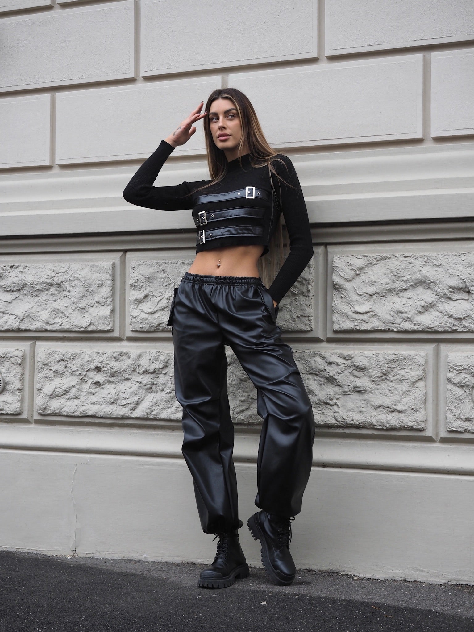 Maglioncino nero con fibbie - R.a. Boutique 