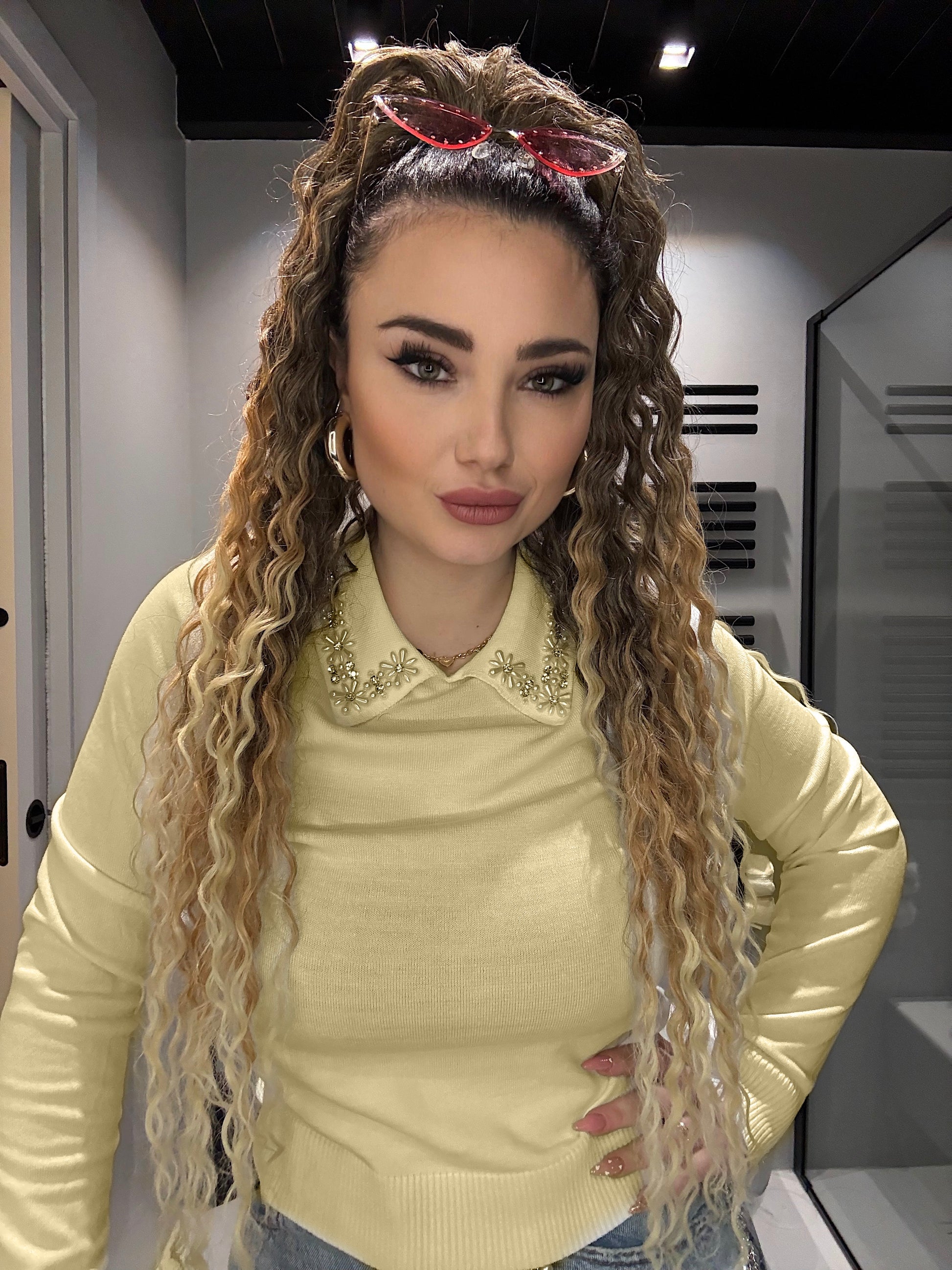 Maglioncino burro con strass e perle - R.a. Boutique