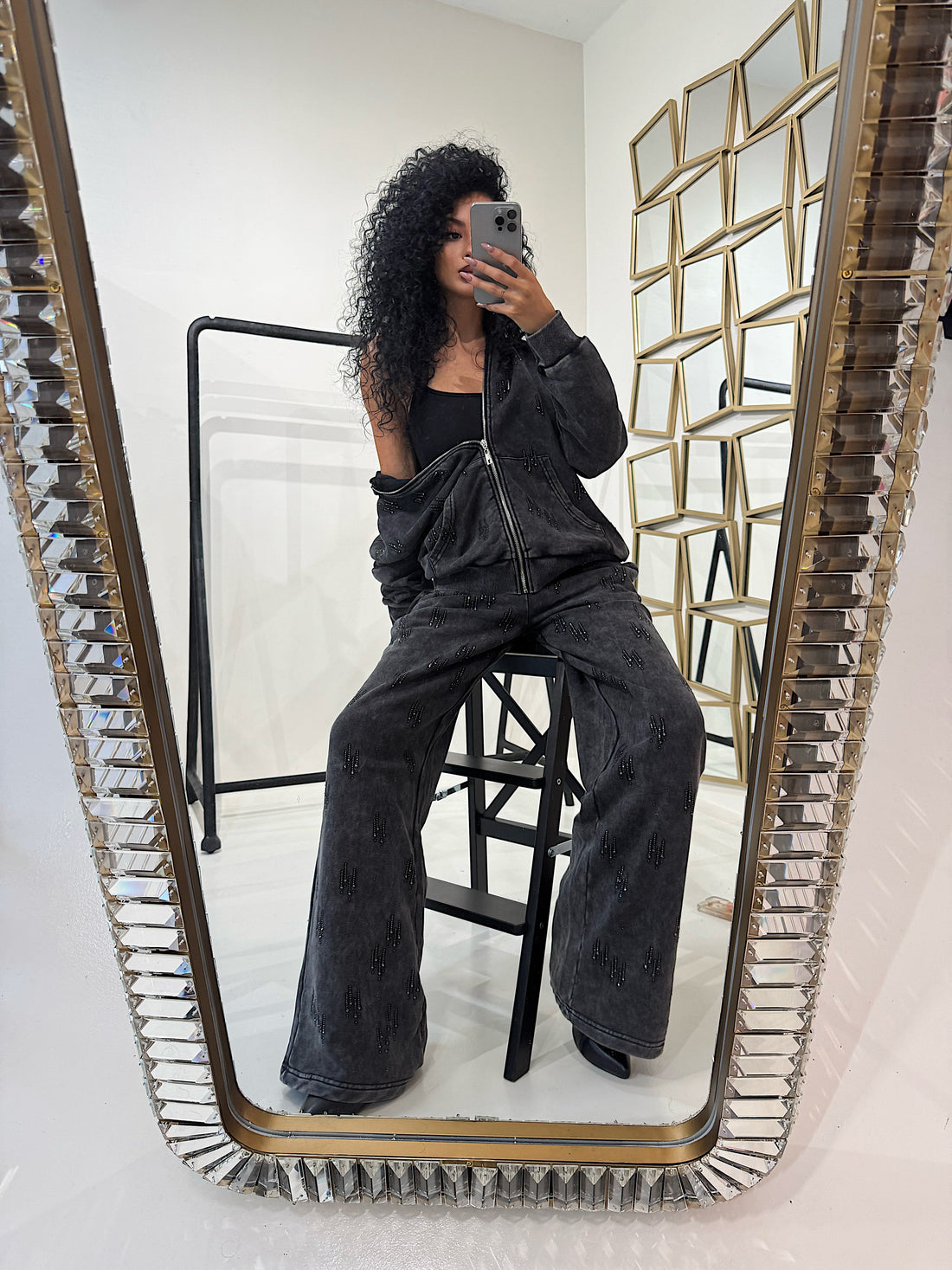 Completo con felpa over e brillantini pantalone a zampa - R.a. Boutique