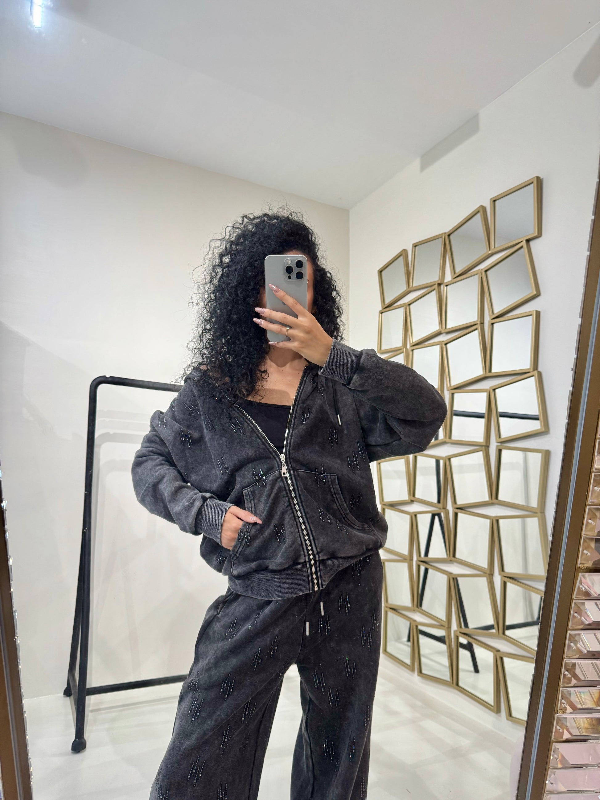 Completo con felpa over e brillantini pantalone a zampa - R.a. Boutique