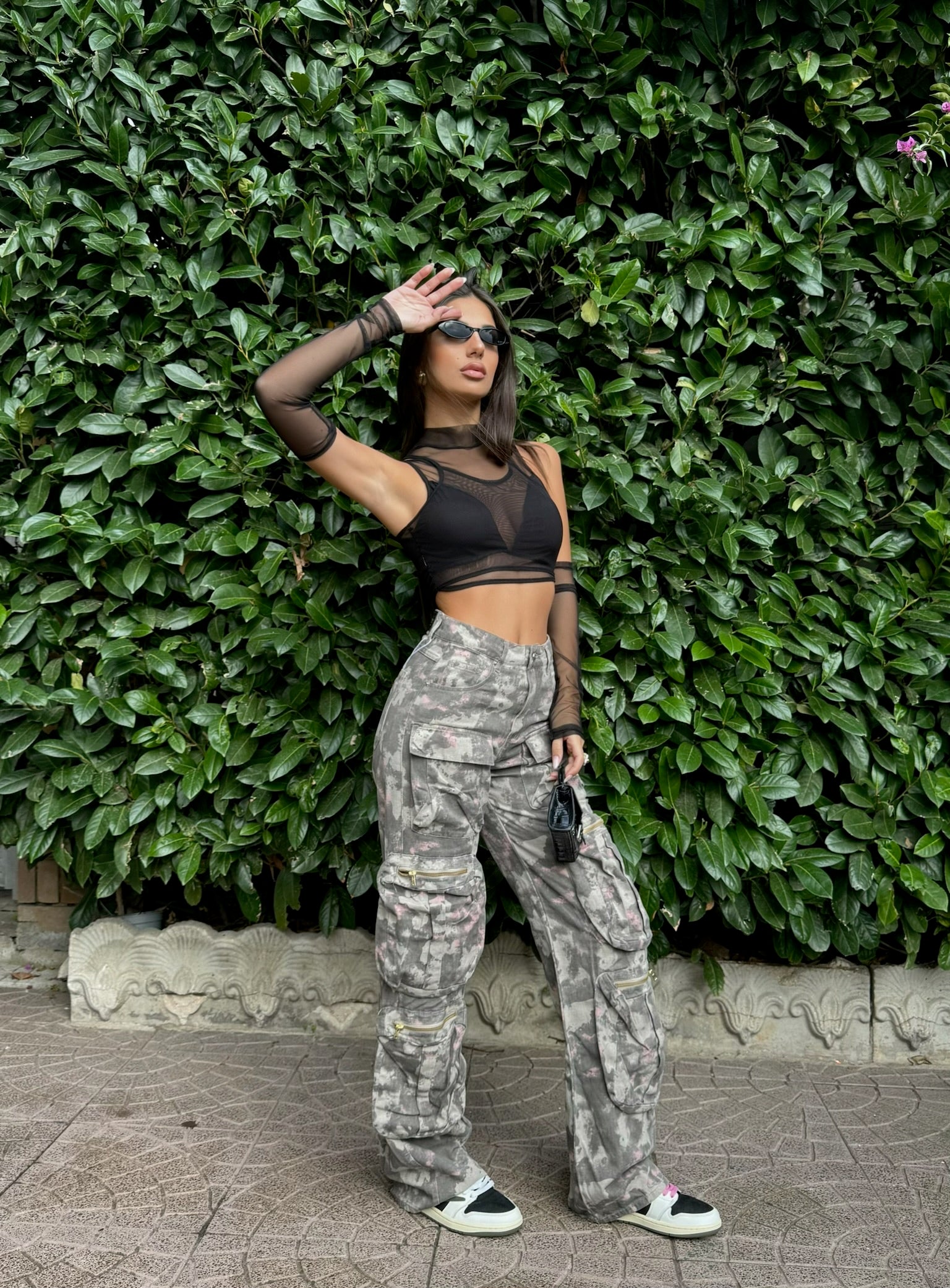 Top nero in velo con manicotti - R.a. Boutique 