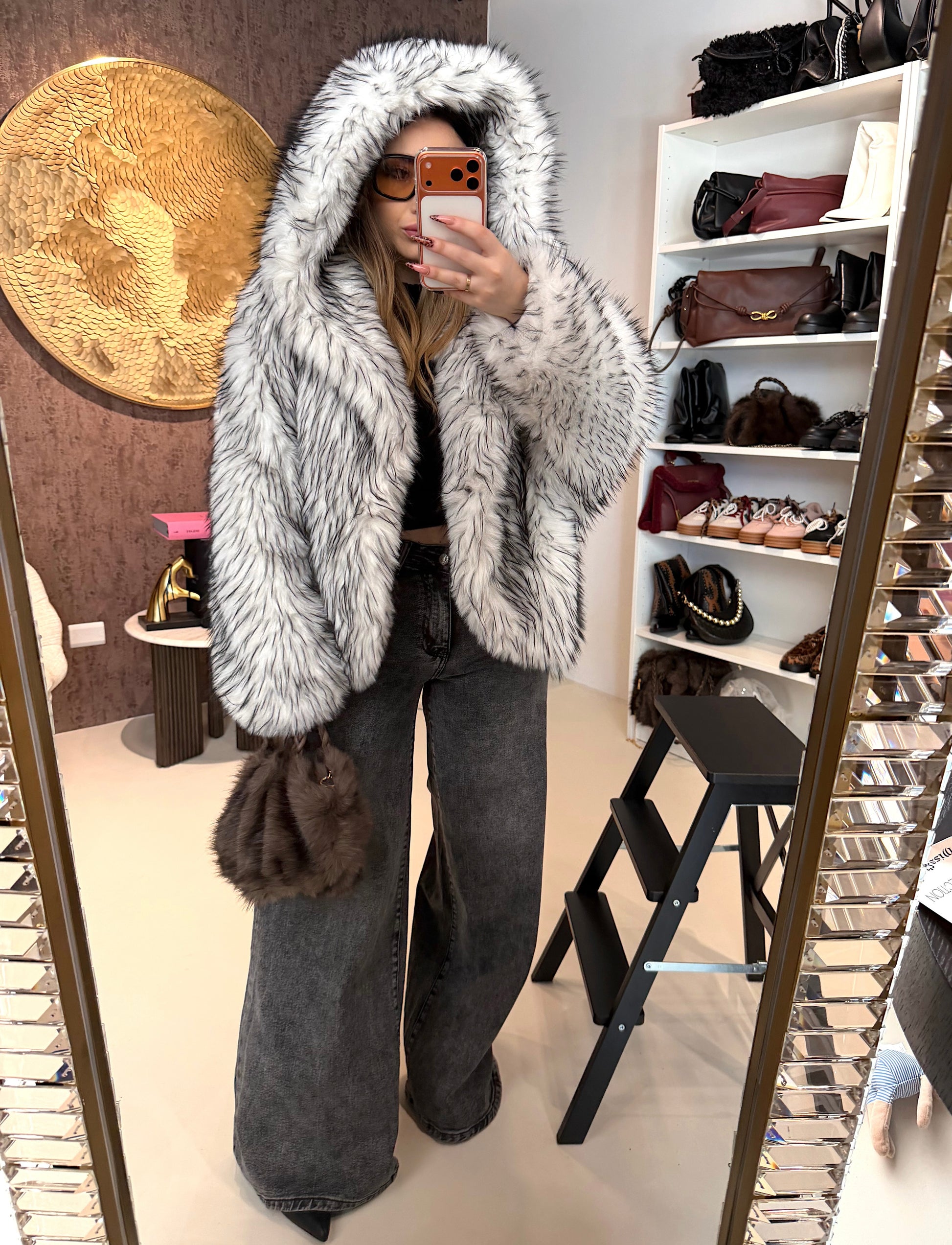 Pelliccia Ecologica con Dettaglio Nero – Oversize Glam - R.a. Boutique