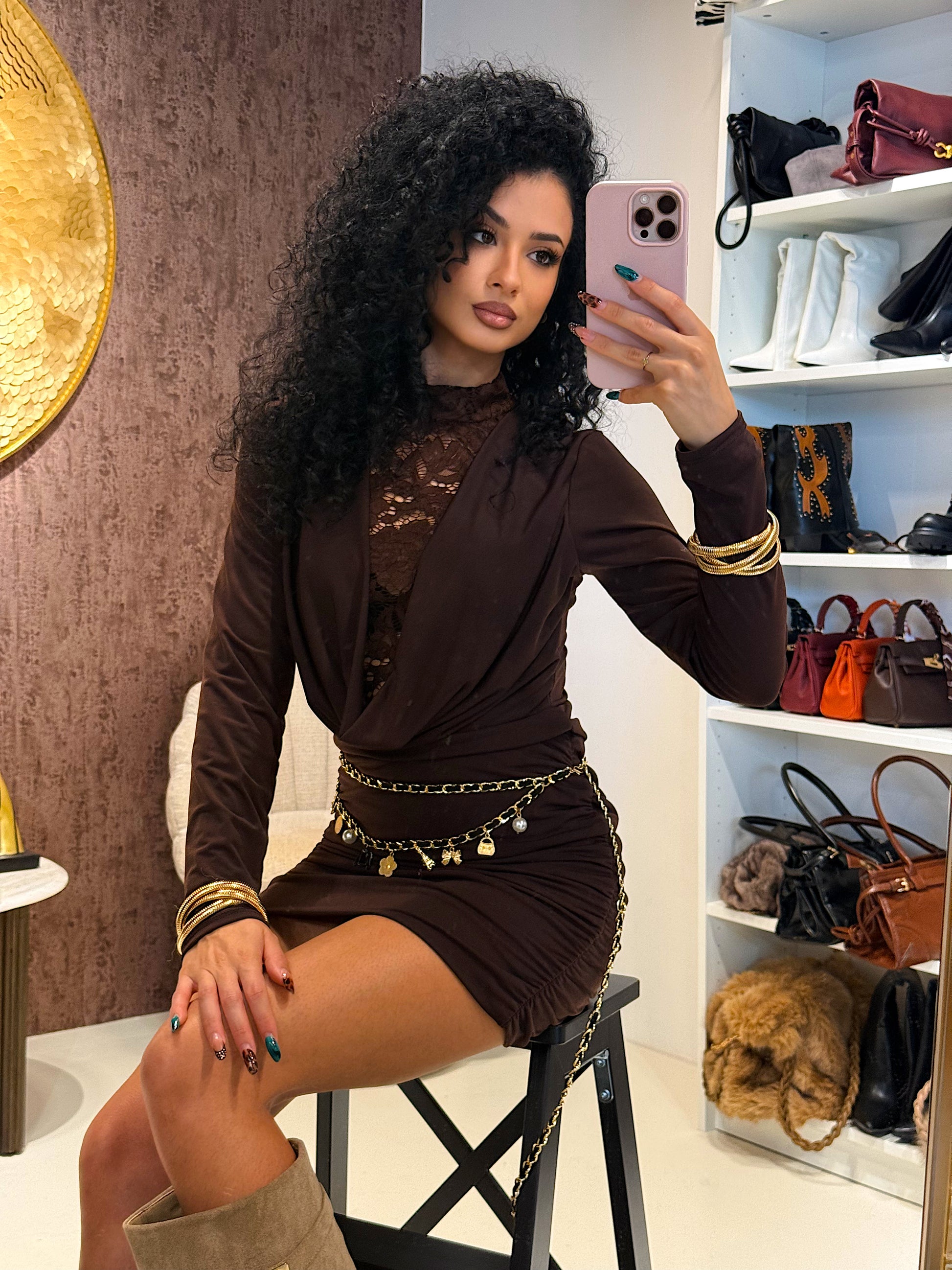 Abito con scollo in pizzo e drappeggio laterale - R.a. Boutique