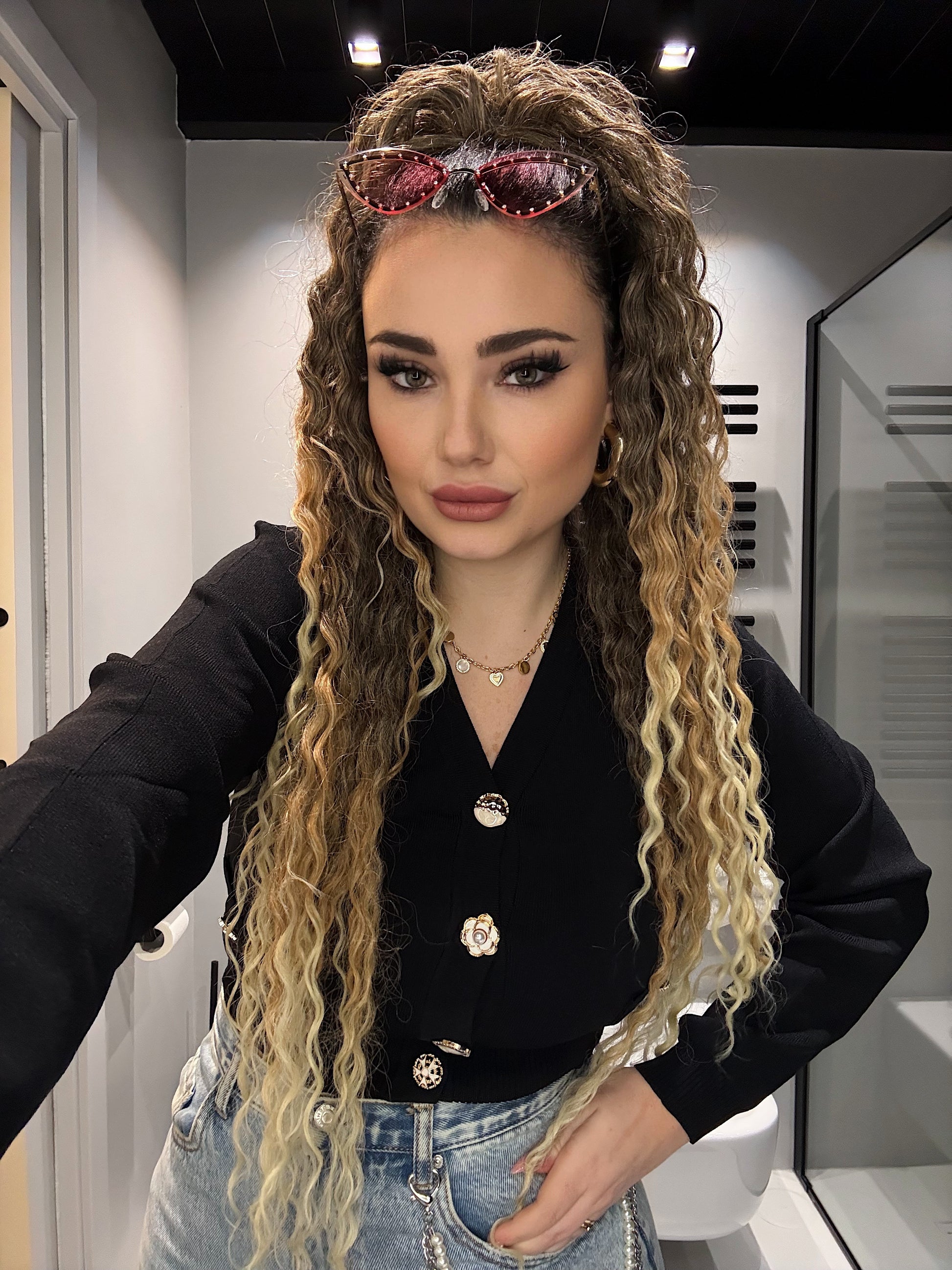 Maglioncino nero a V con bottoni gioiello - R.a. Boutique