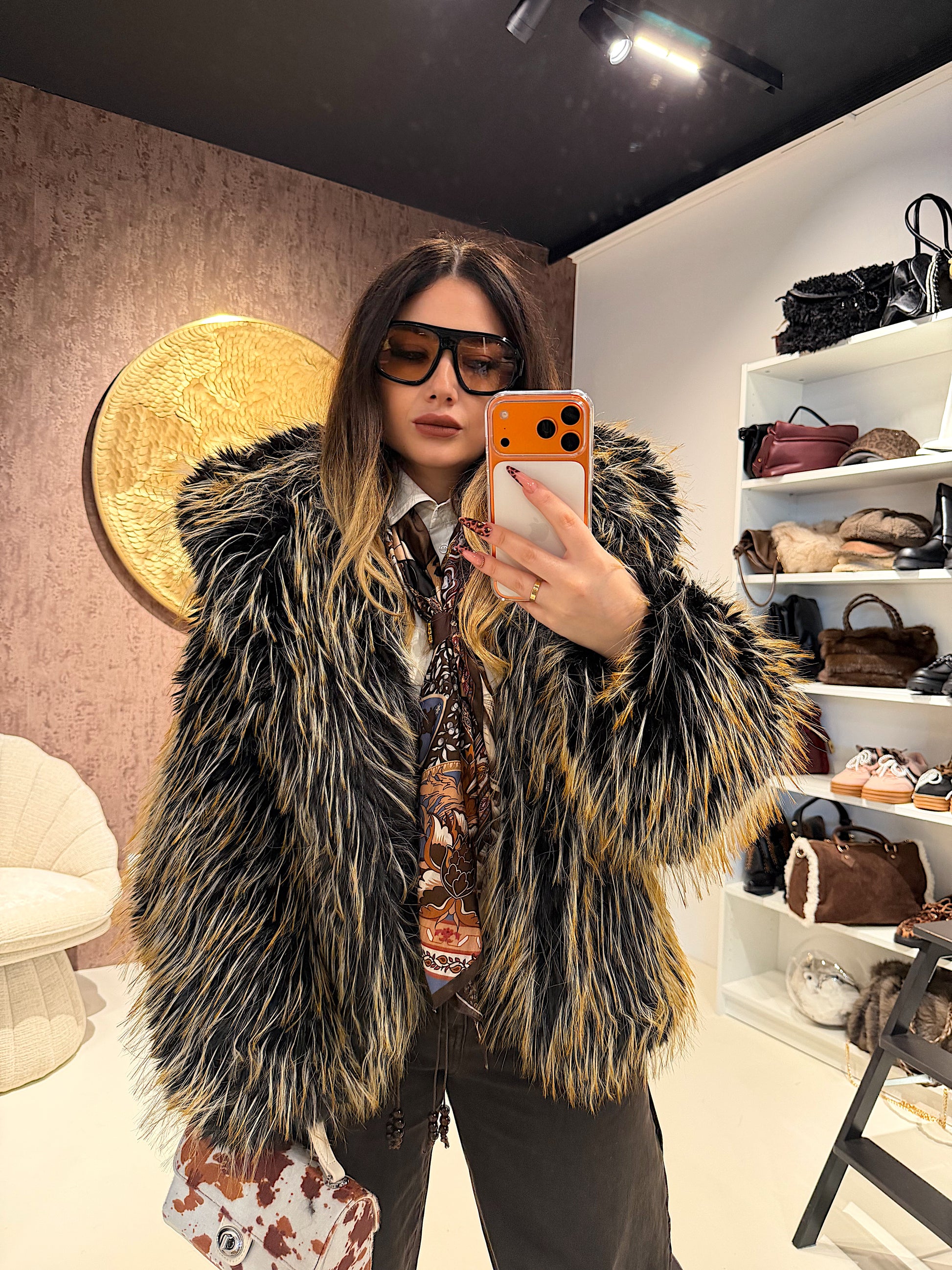 Pelliccia Ecologica con Dettaglio Nero – Oversize Glam - R.a. Boutique