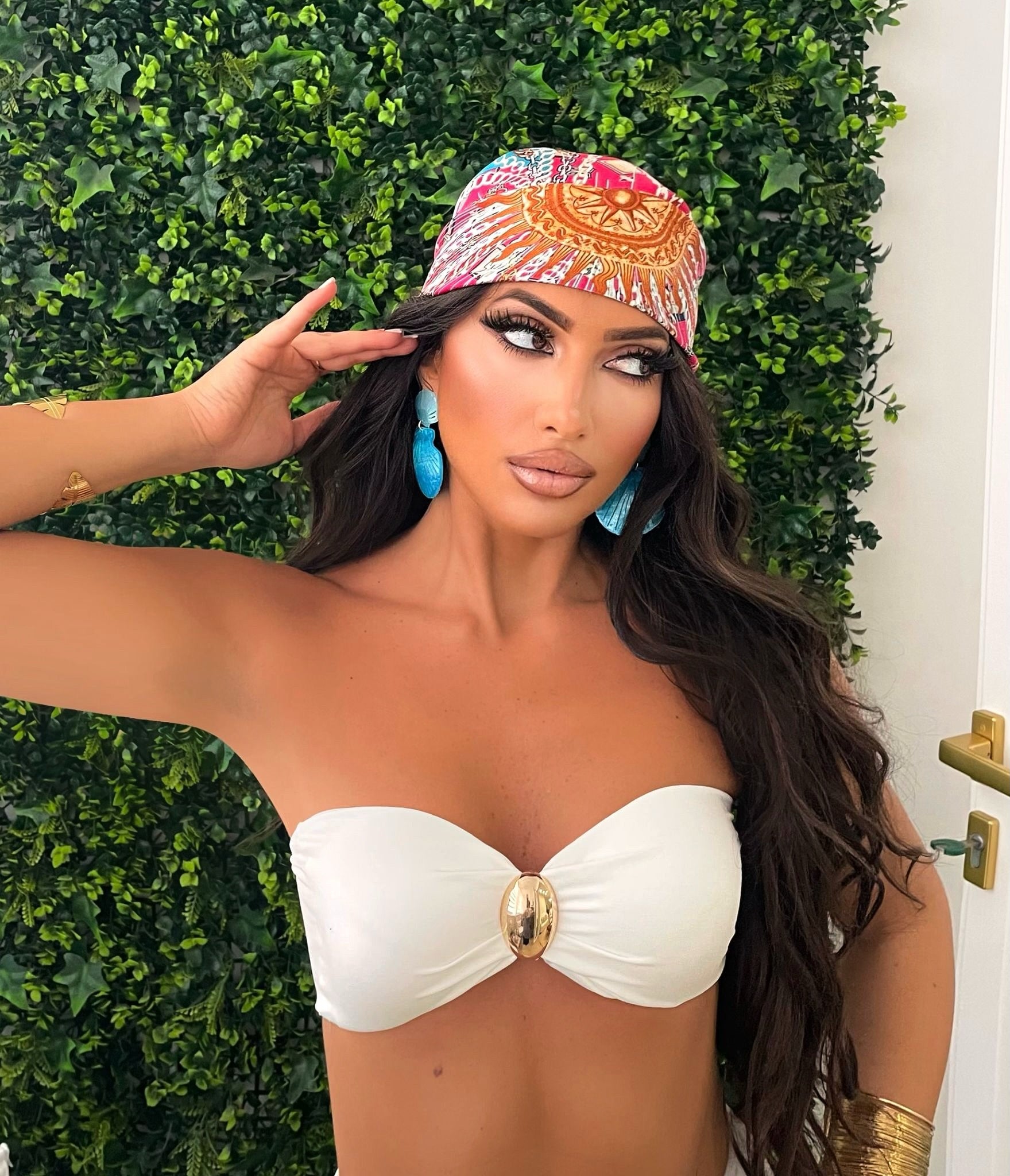 Bikini bianco tre pezzi con gioiello e gonna drappeggiata - R.a. Boutique