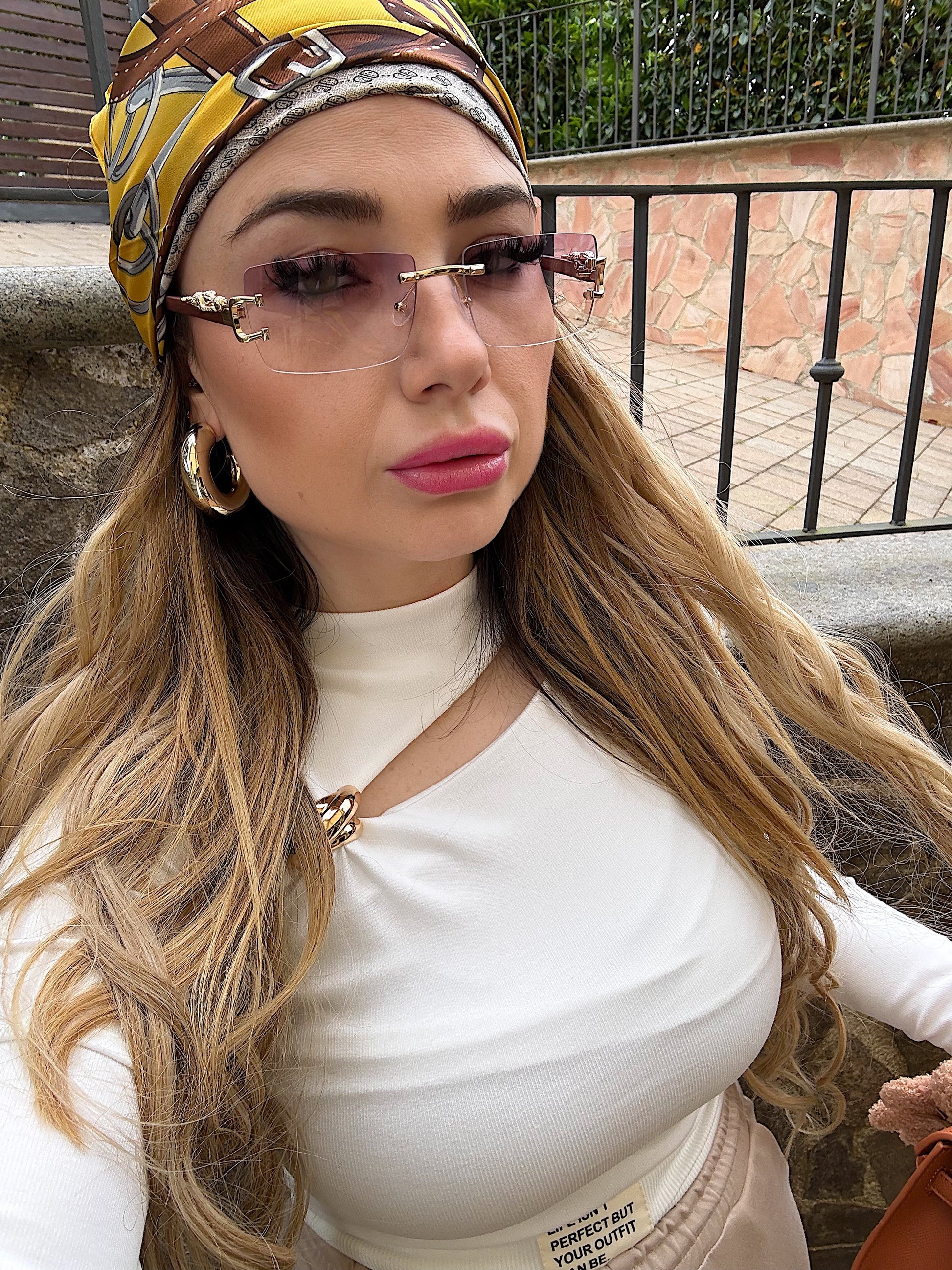 Maglia con spacco e gioiello oro - R.a. Boutique