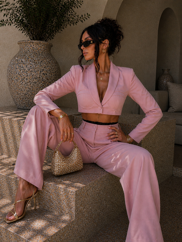 Tailleur giacca e pantalone rosa con dettaglio nero in pizzo - R.a. Boutique
