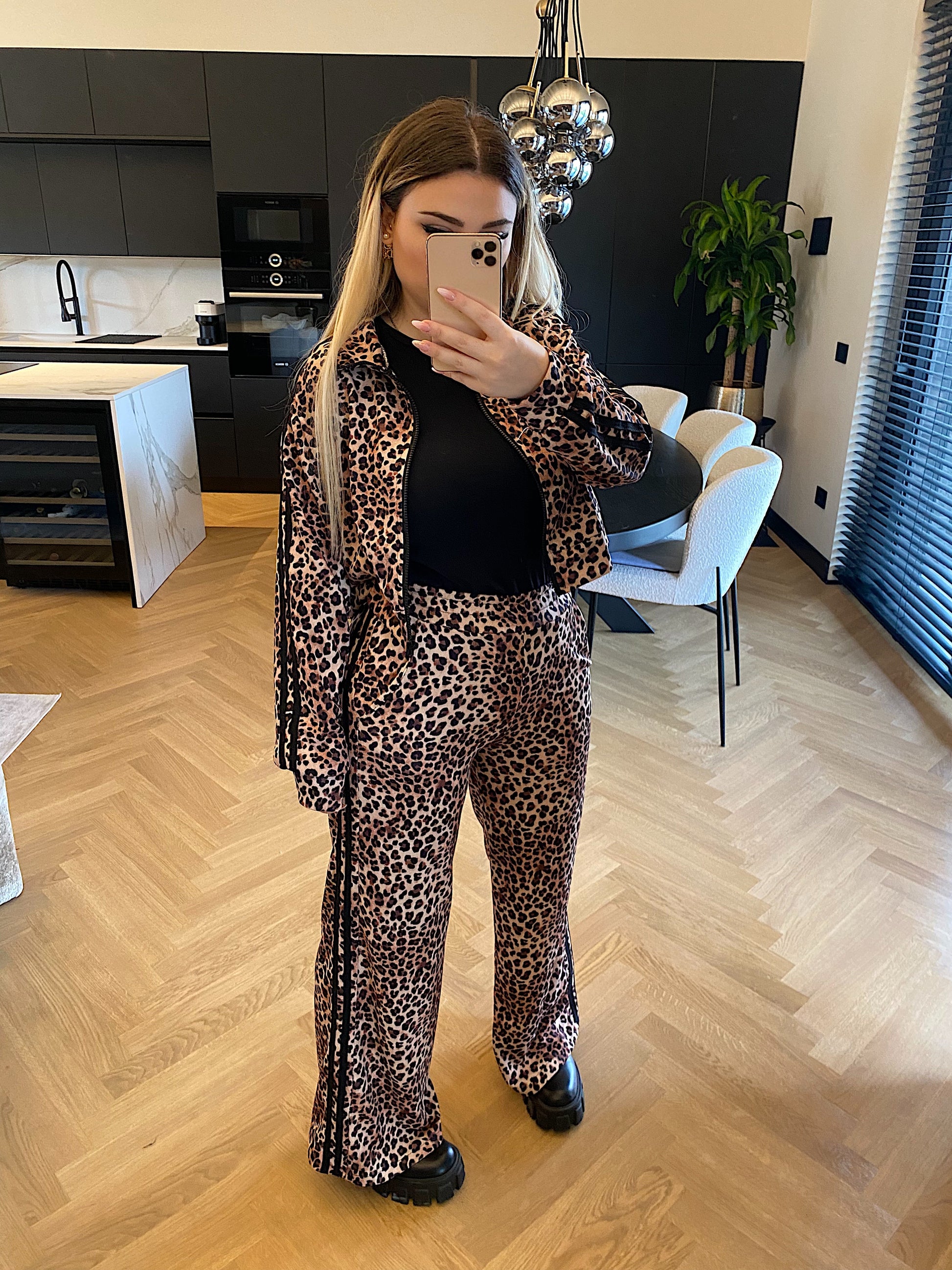 Set due pezzi pantalone e felpa animalier con banda nera - R.a. Boutique 