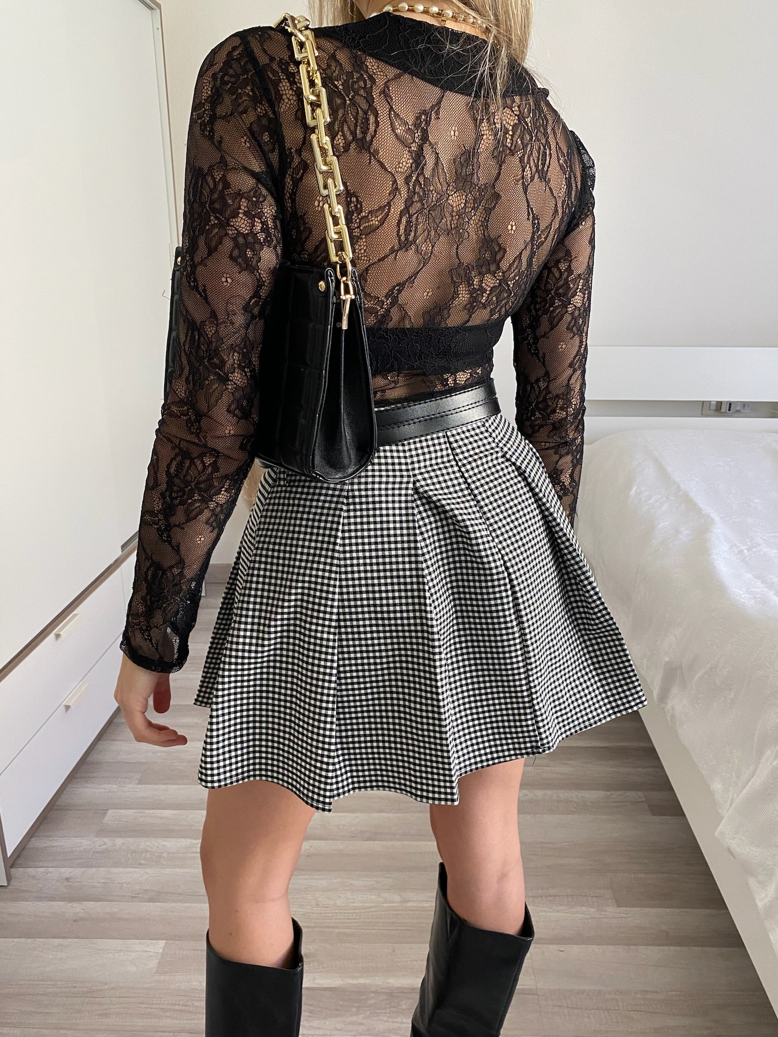 Body nero a V con trasparenza e pizzo - R.a. Boutique 