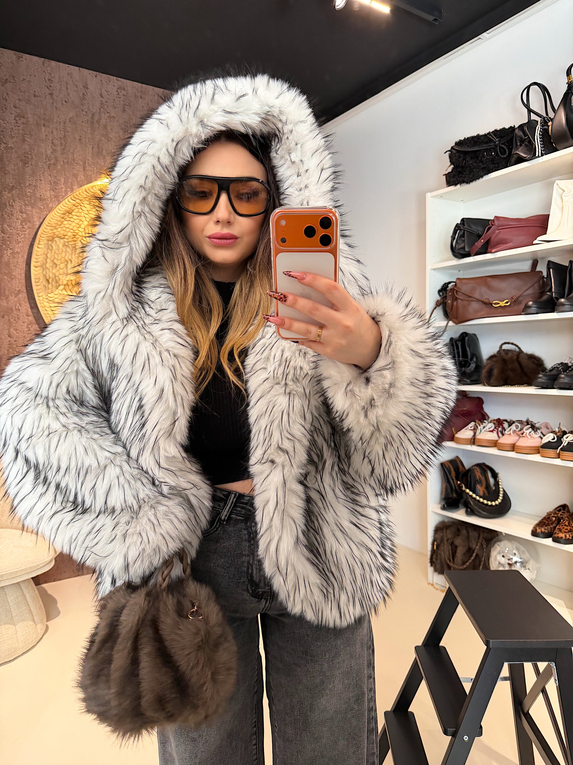 Pelliccia Ecologica con Dettaglio Nero – Oversize Glam - R.a. Boutique