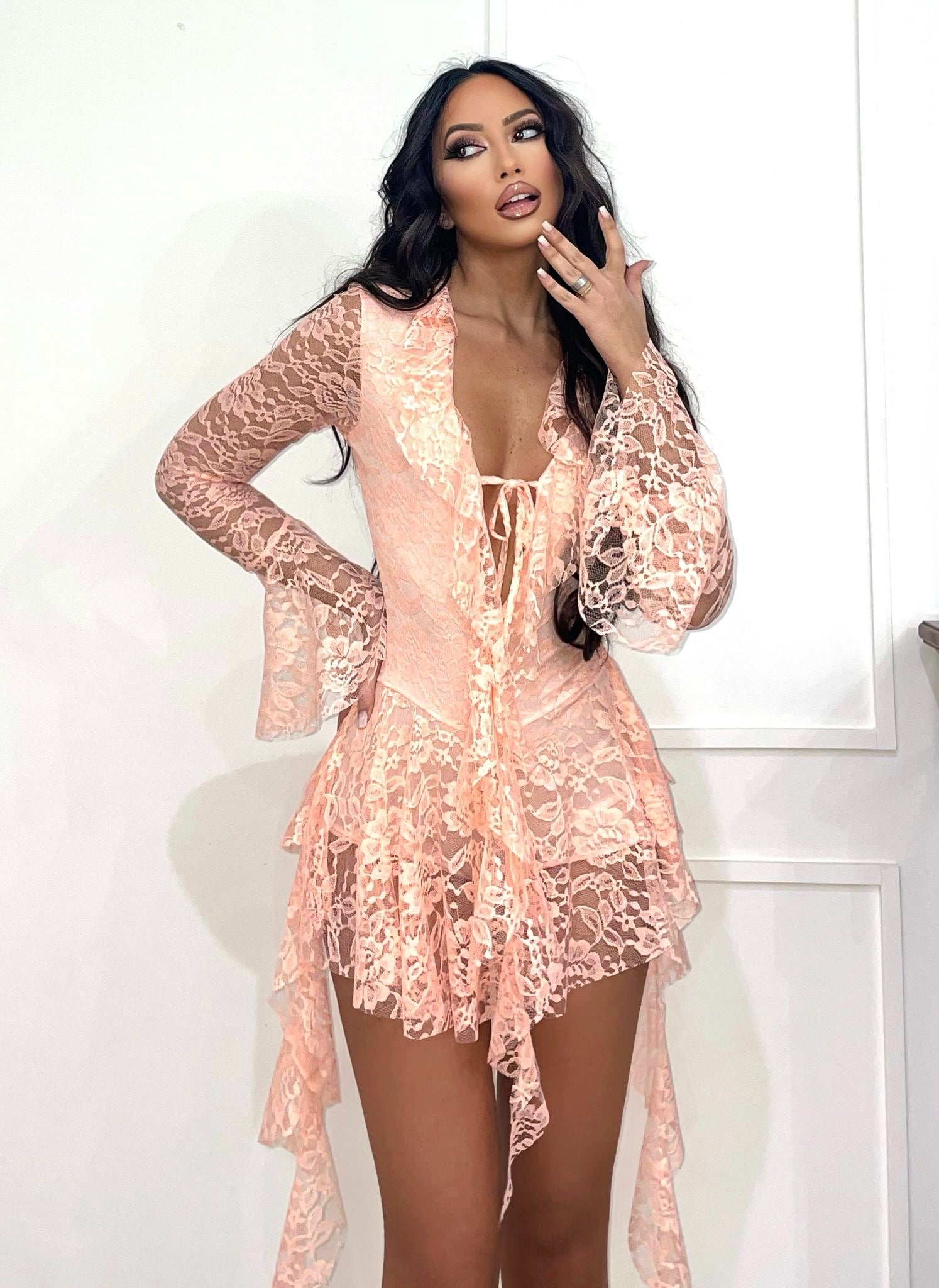 Abito in pizzo rosa con rouches - R.a. Boutique