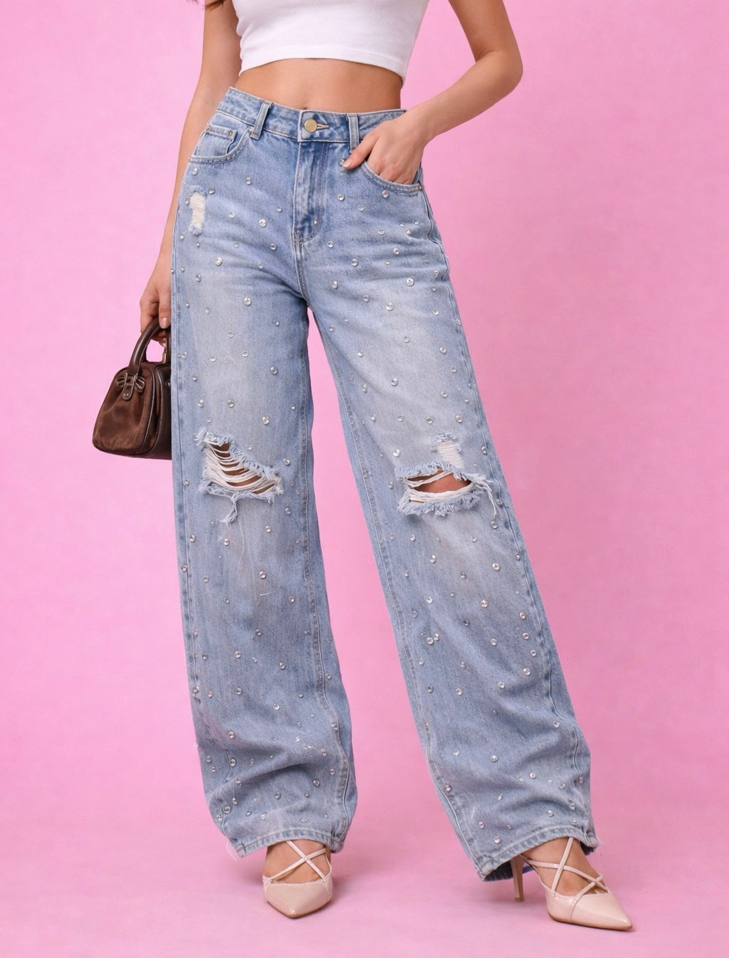 Jeans con strappi e borchiette