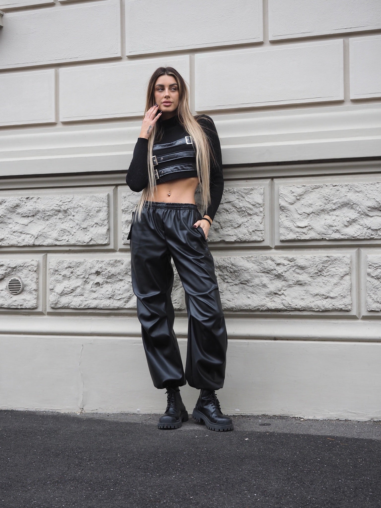 Maglioncino nero con fibbie - R.a. Boutique 