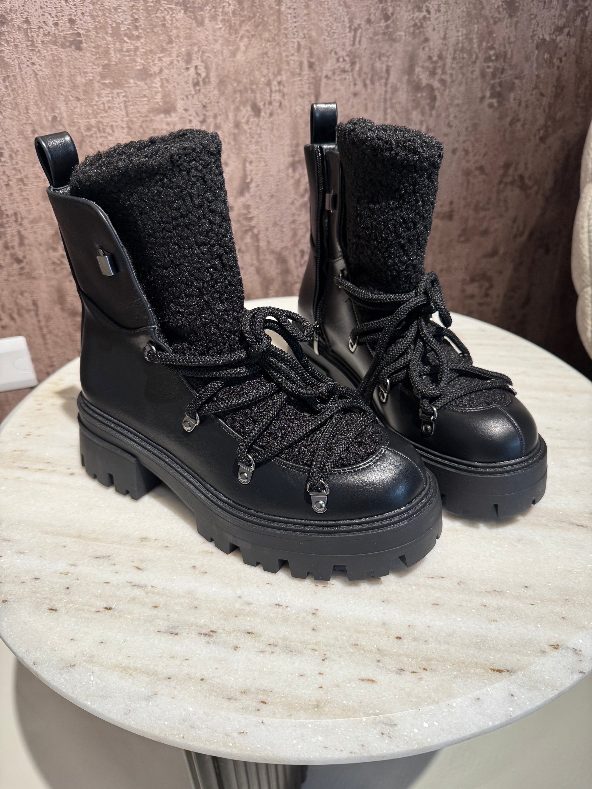 Anfibi con pelliccia interna – Bianco & Nero - R.a. Boutique